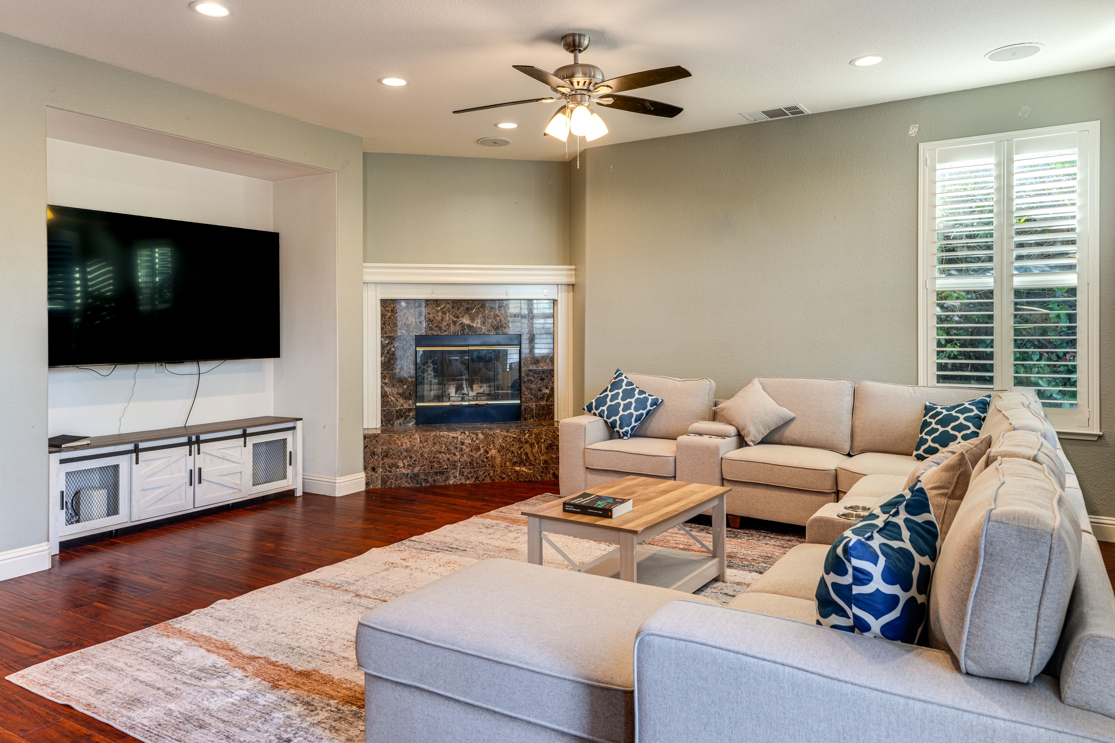 Living Room | 1st Floor | Central Heating & A/C | Free WiFi