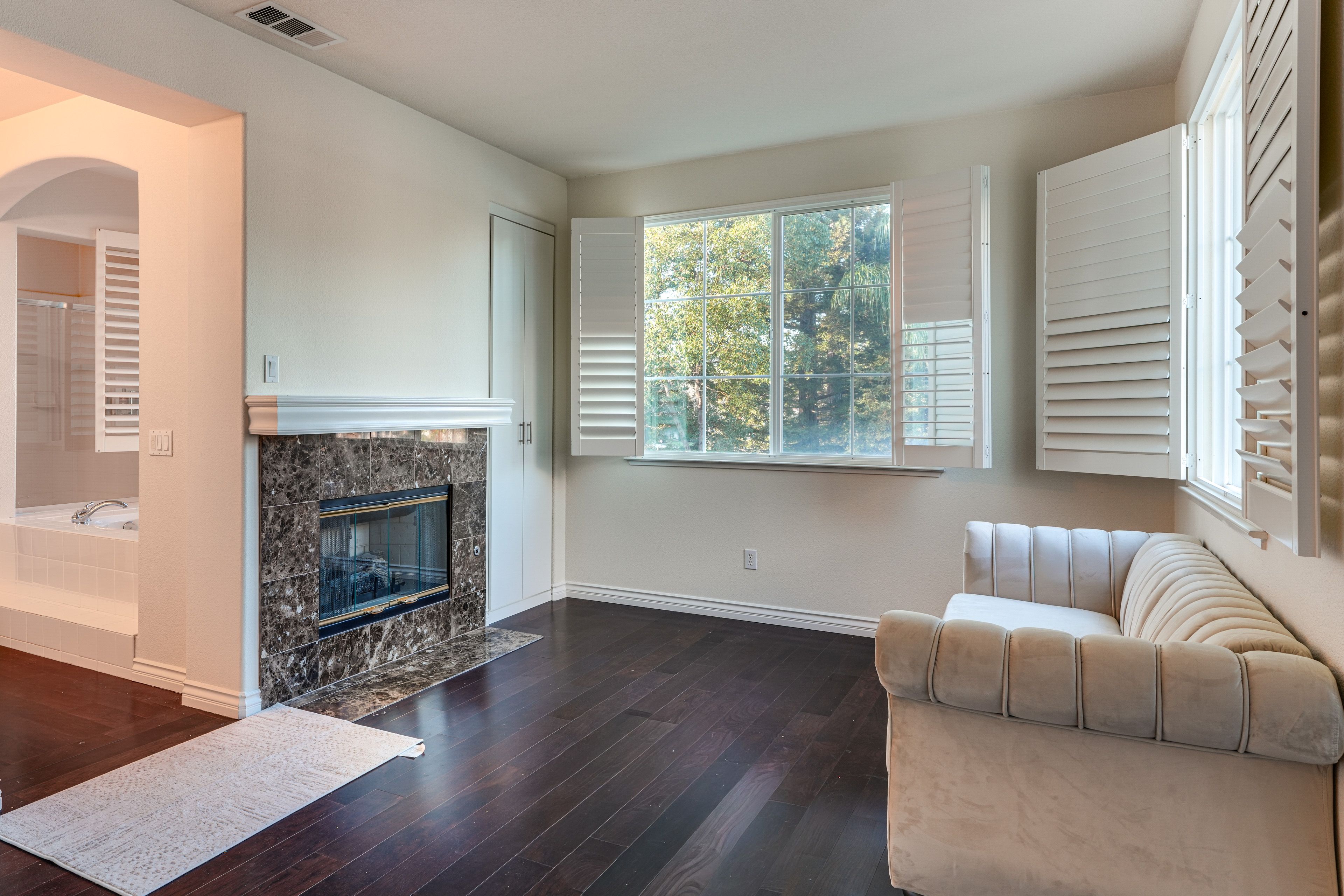 Fireplace (Decorative Only)