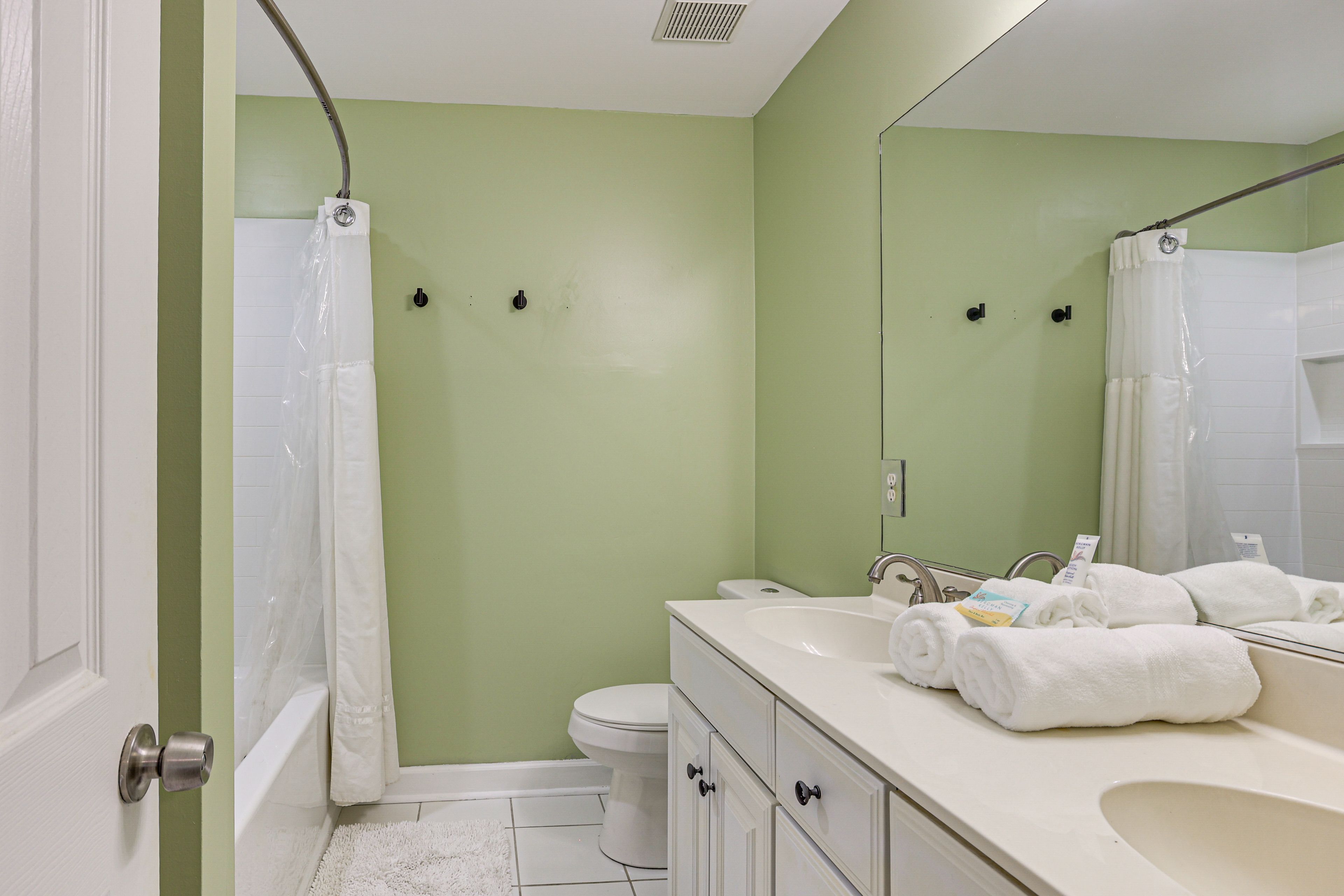 Full Bathroom | Towels Provided