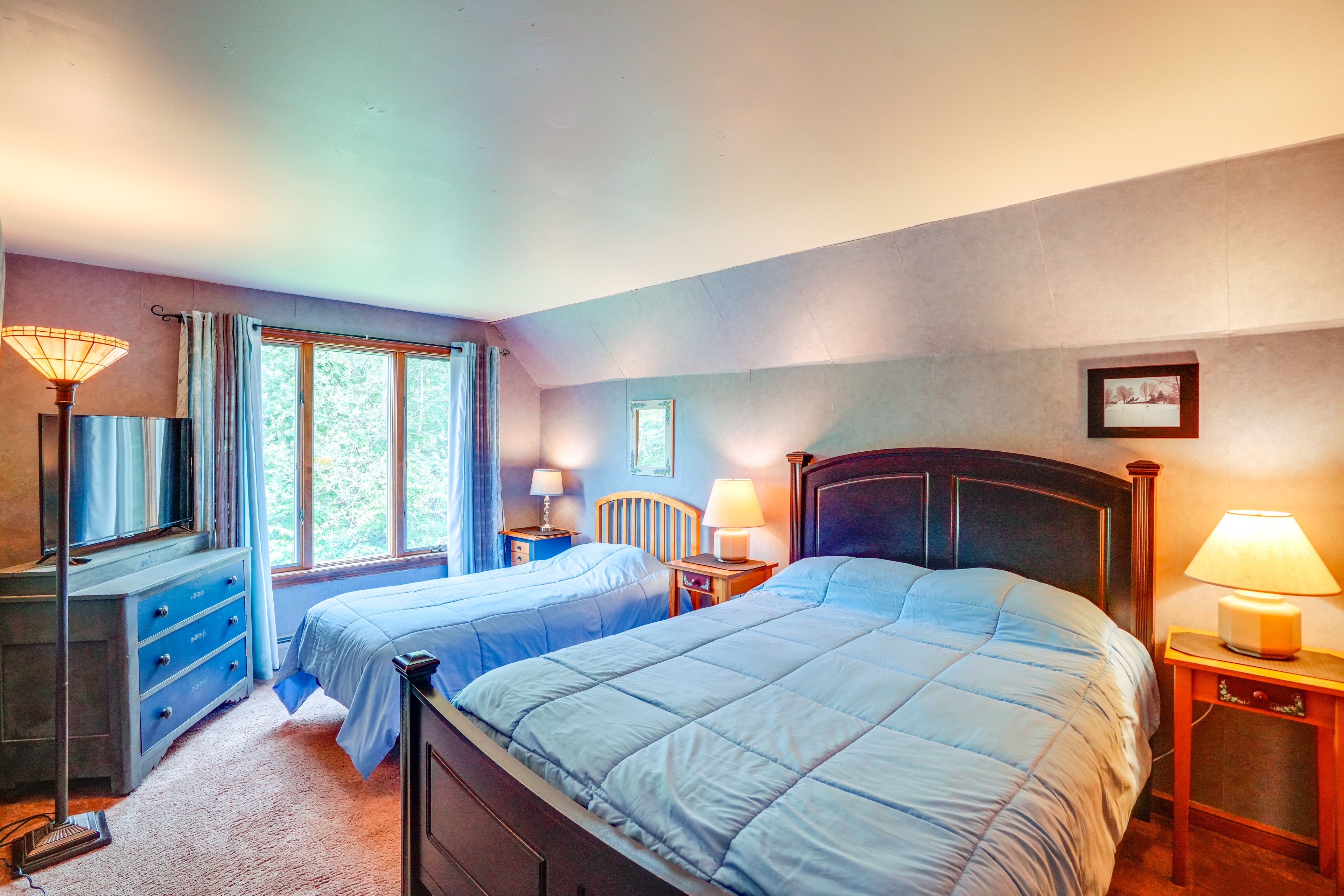 Bedroom 3 | Queen Bed | Twin Bed | Upper Floor