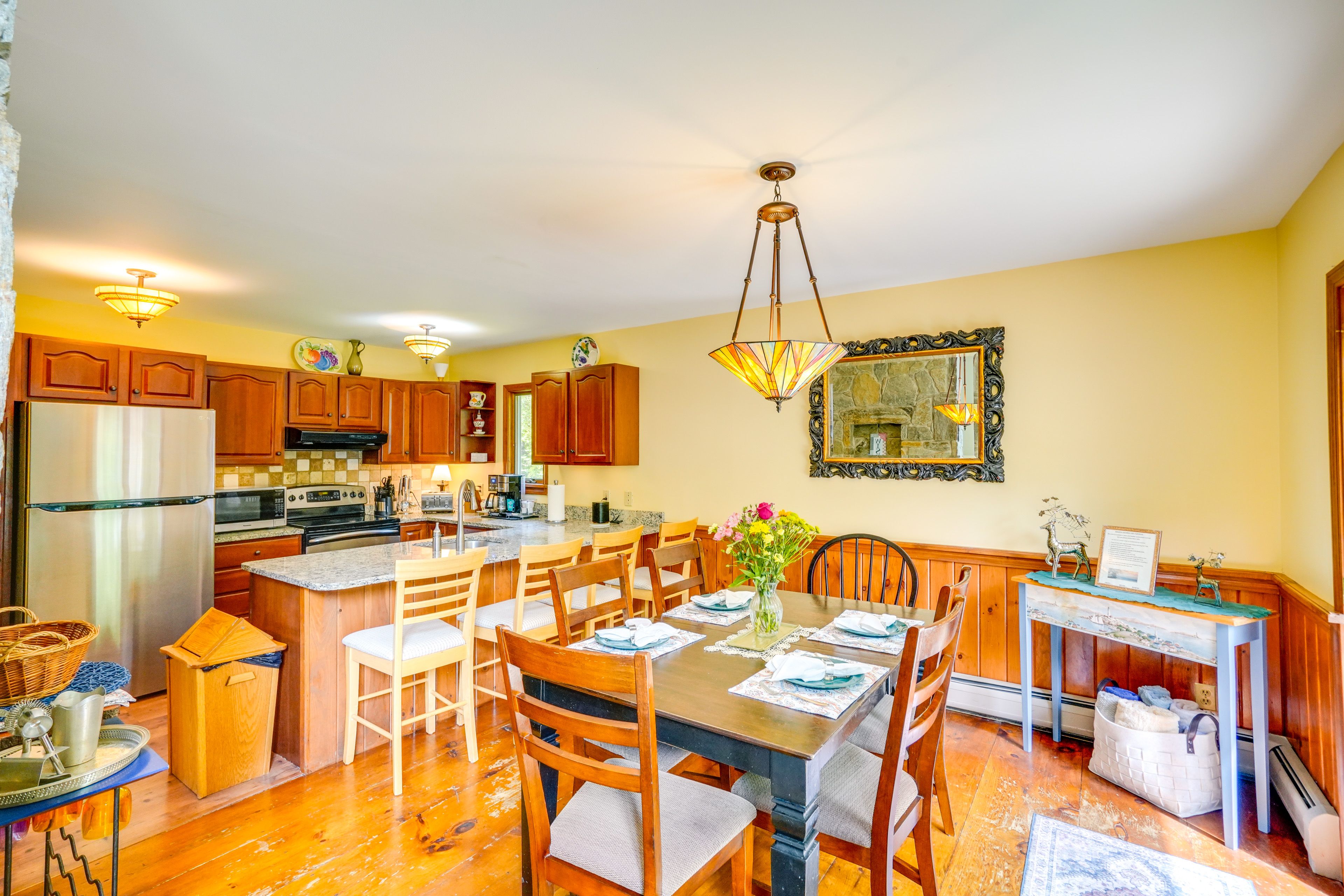 Dining Area | Dishware/Flatware Provided | Main Floor
