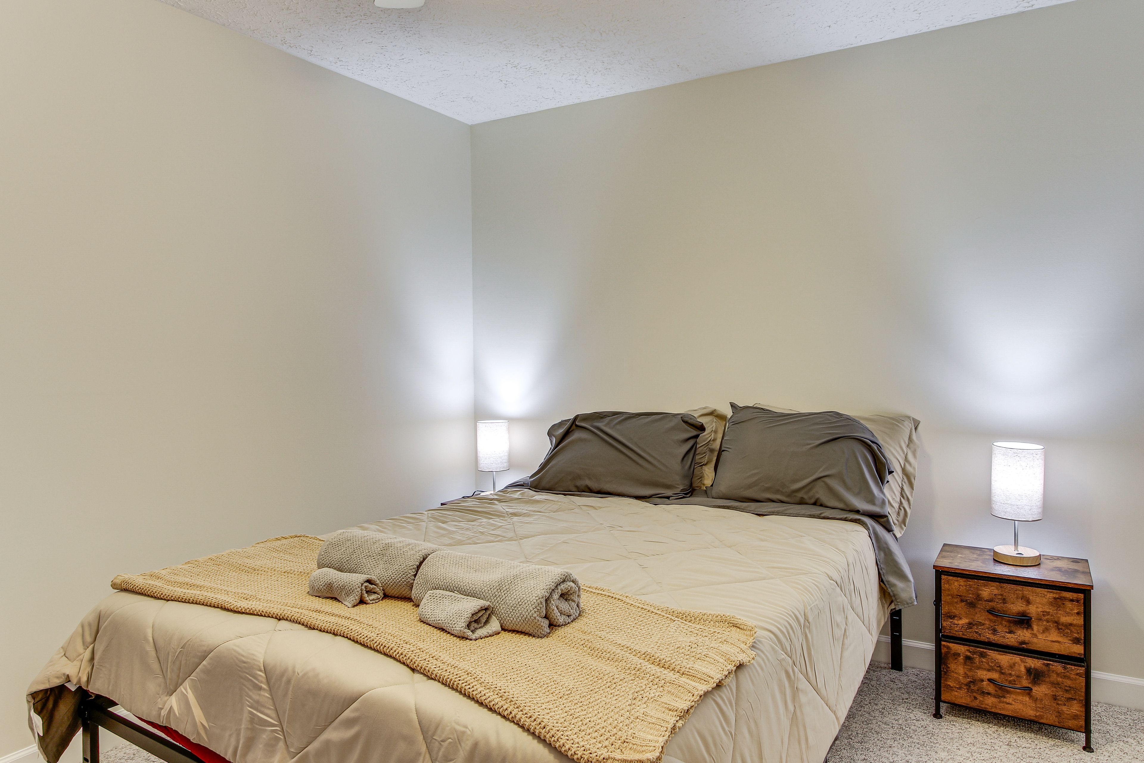 Bedroom 3 | Queen Bed