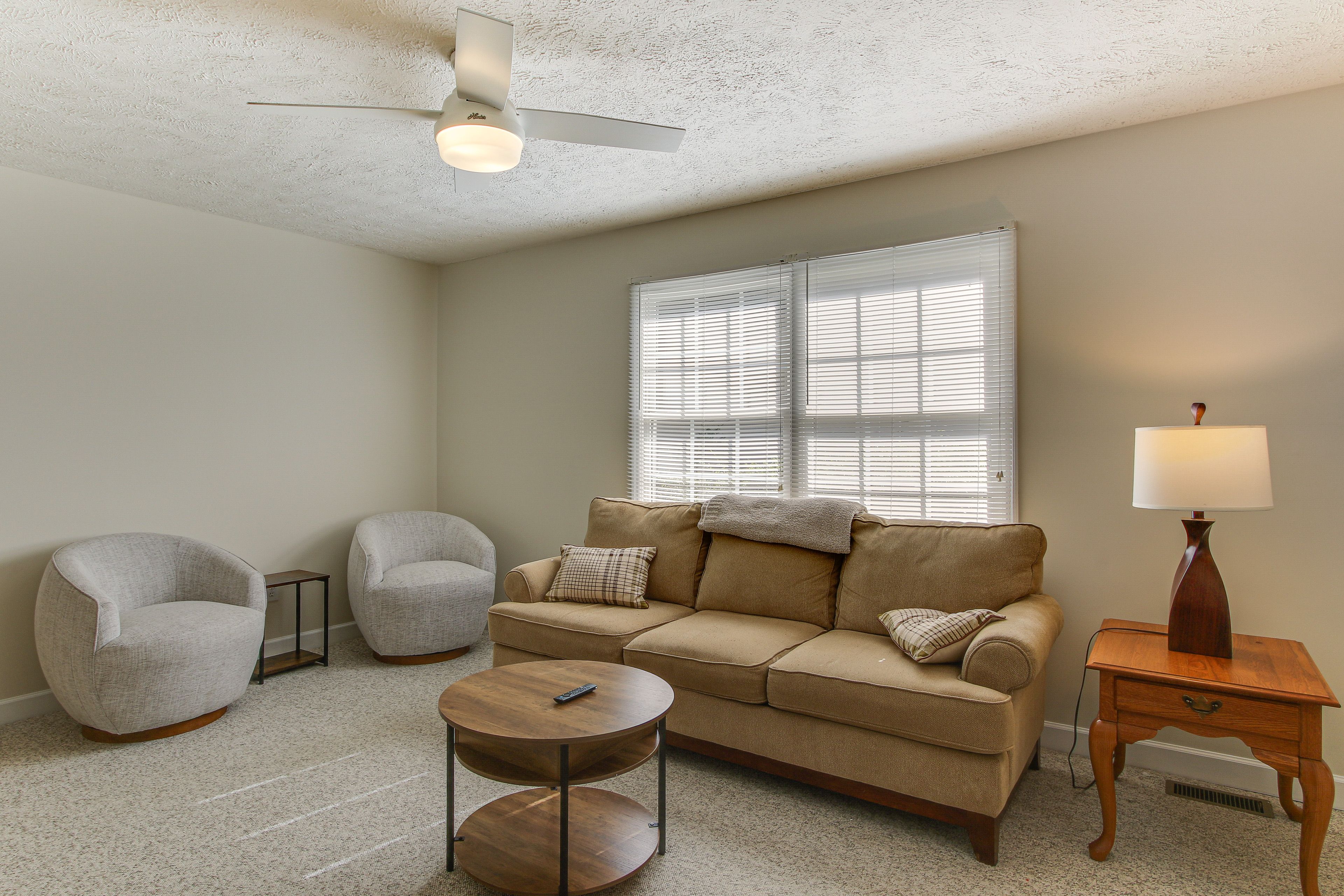 Living Room | Free WiFi | Central Heating & Air Conditioning