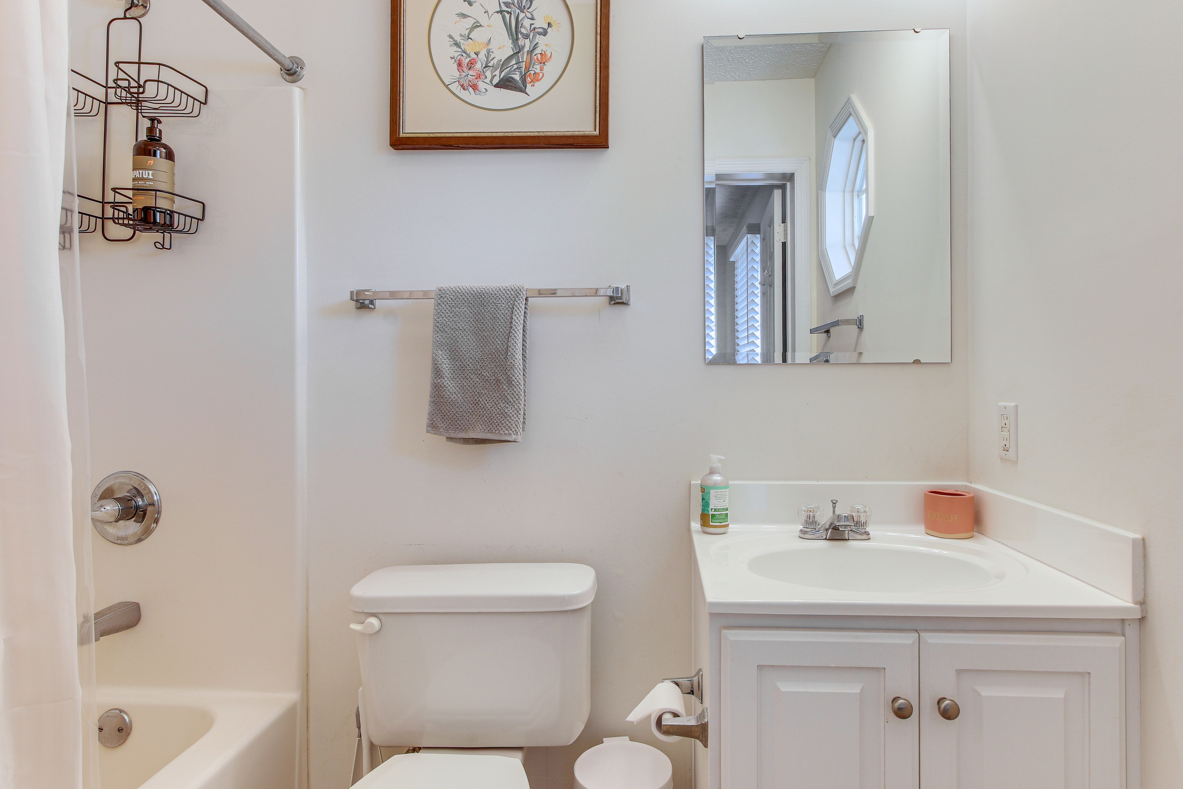 Full Bathroom | Complimentary Toiletries | Towels Provided