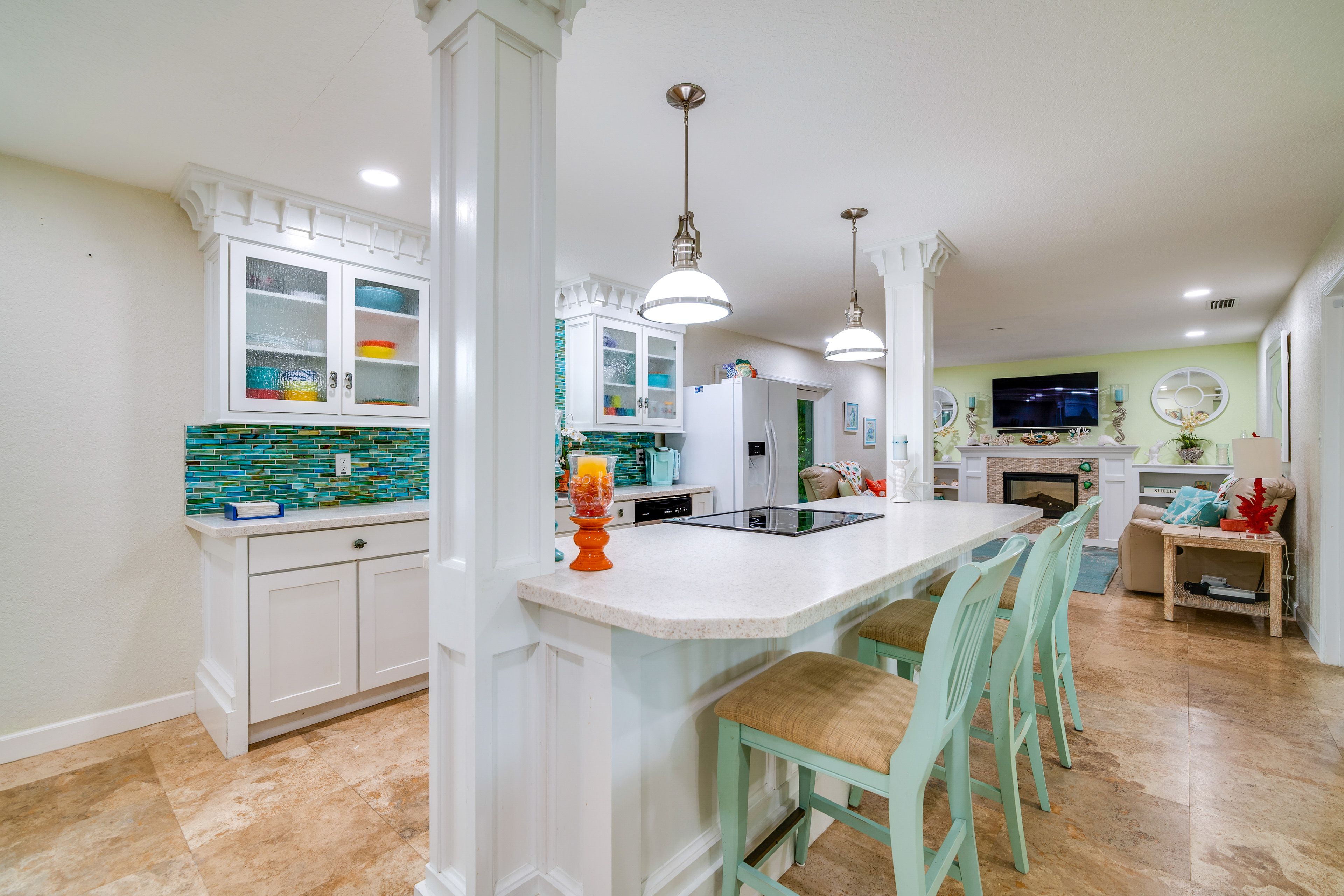 Kitchen | Breakfast Bar | Stove/Oven | Refrigerator