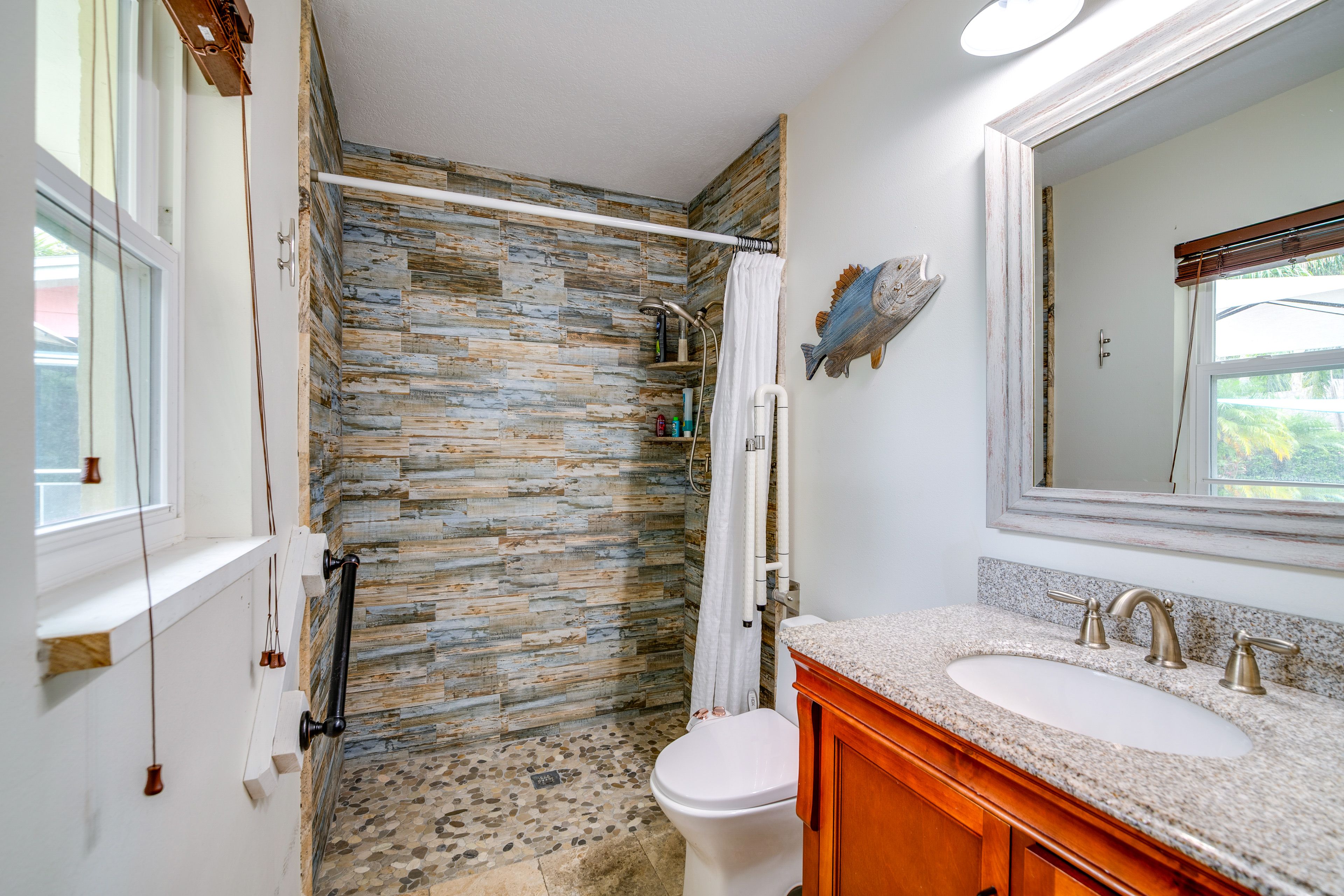 Full Bathroom | Towels Provided