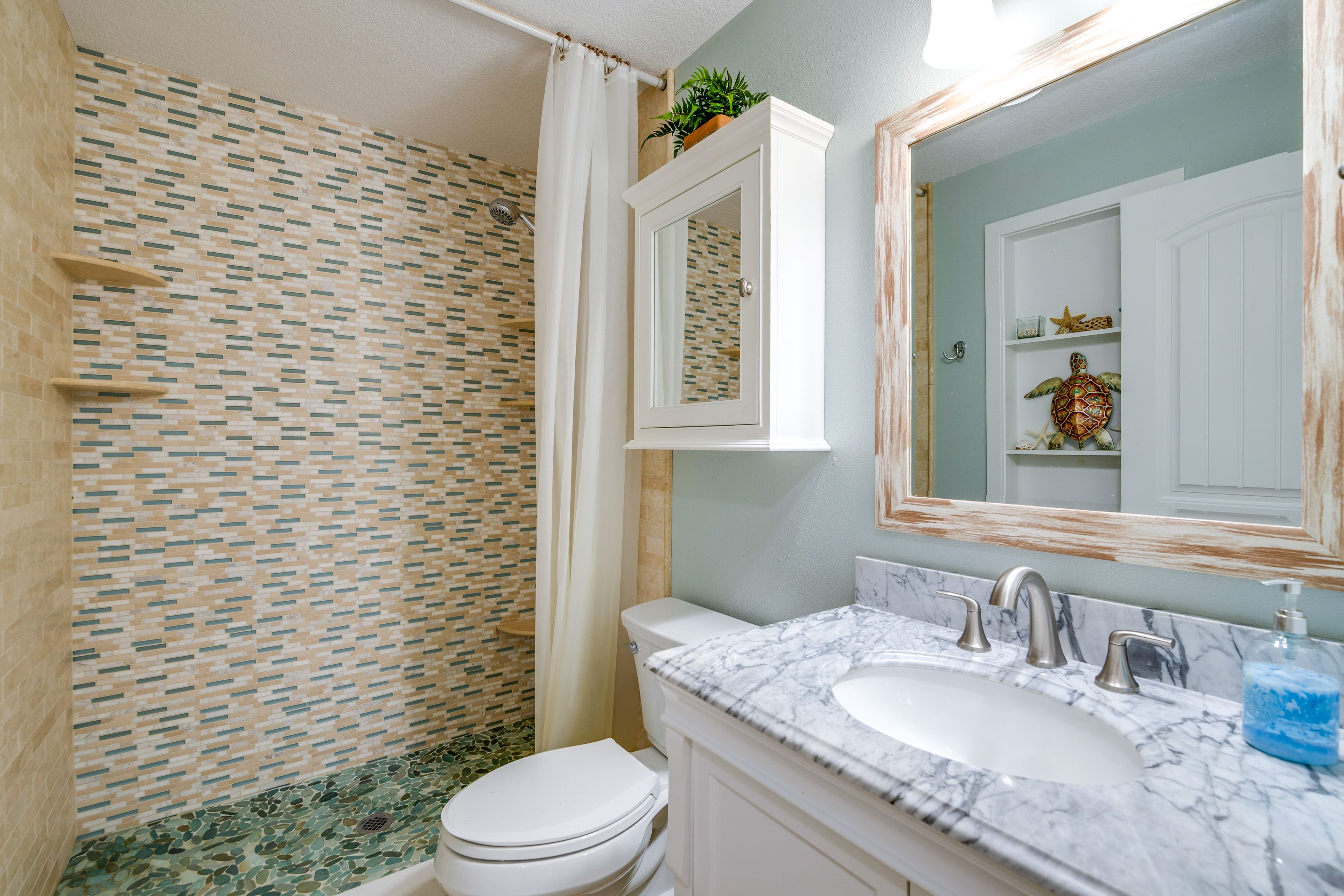 Full Bathroom | Complimentary Toiletries