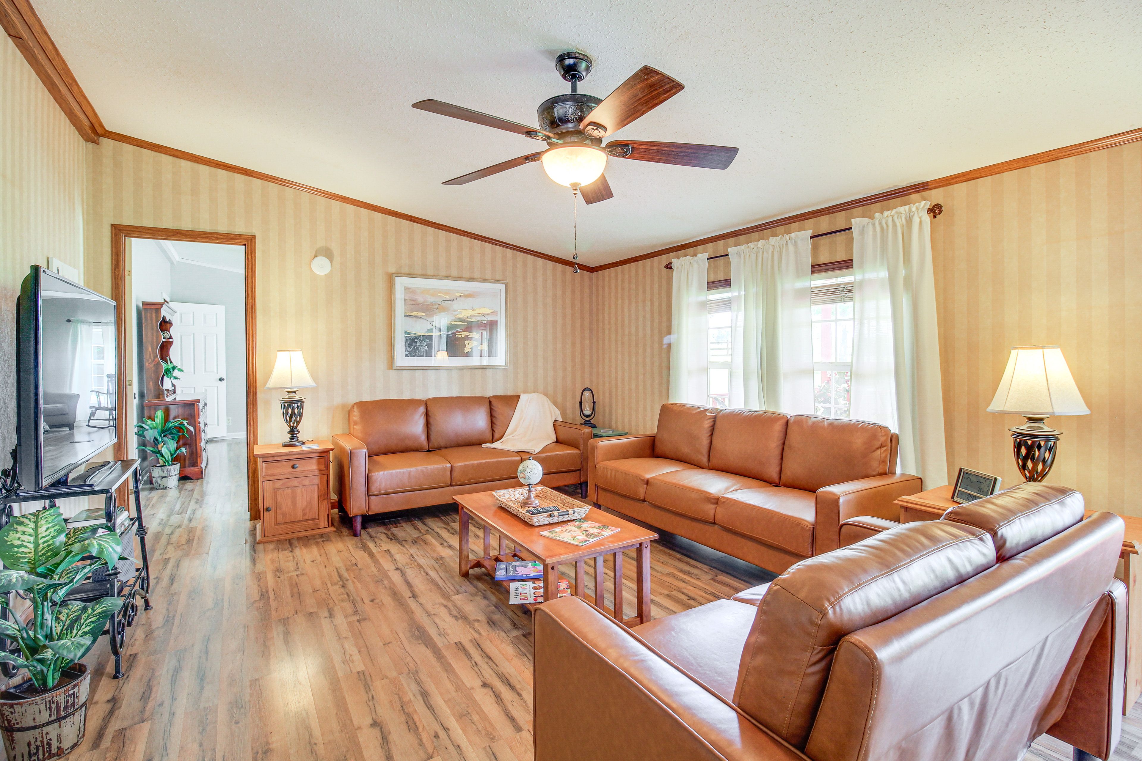 Living Room | Free WiFi | Smart TV | Central A/C