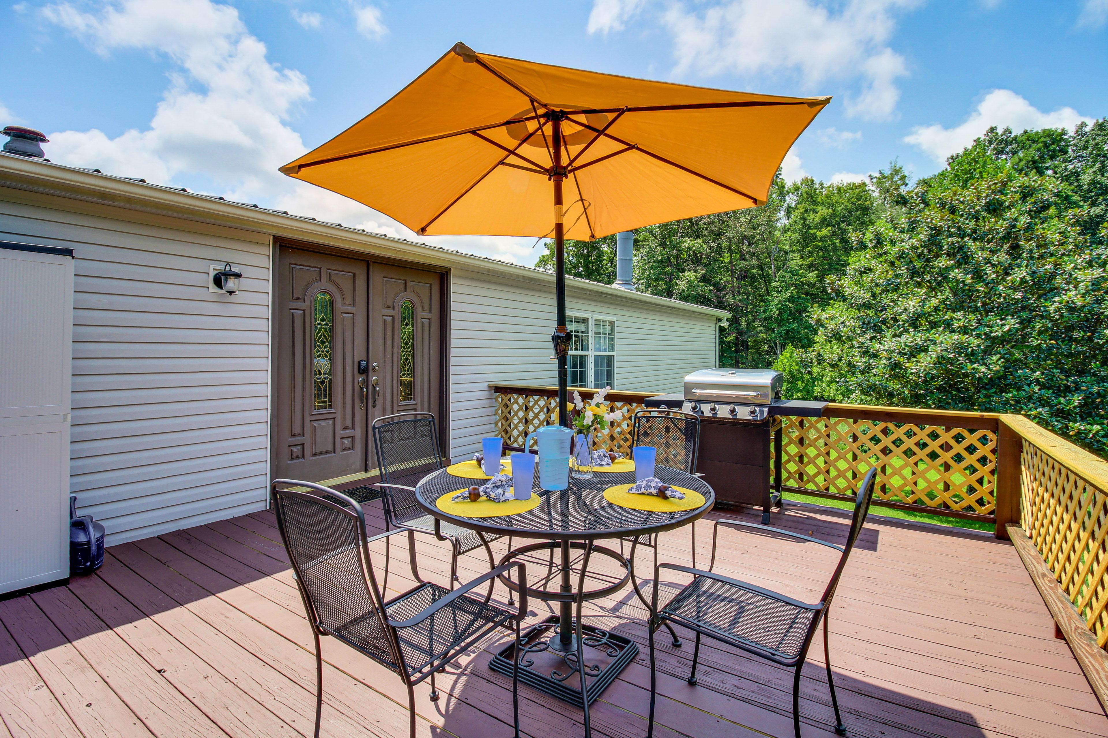 Deck | Outdoor Dining Area | Gas Grill