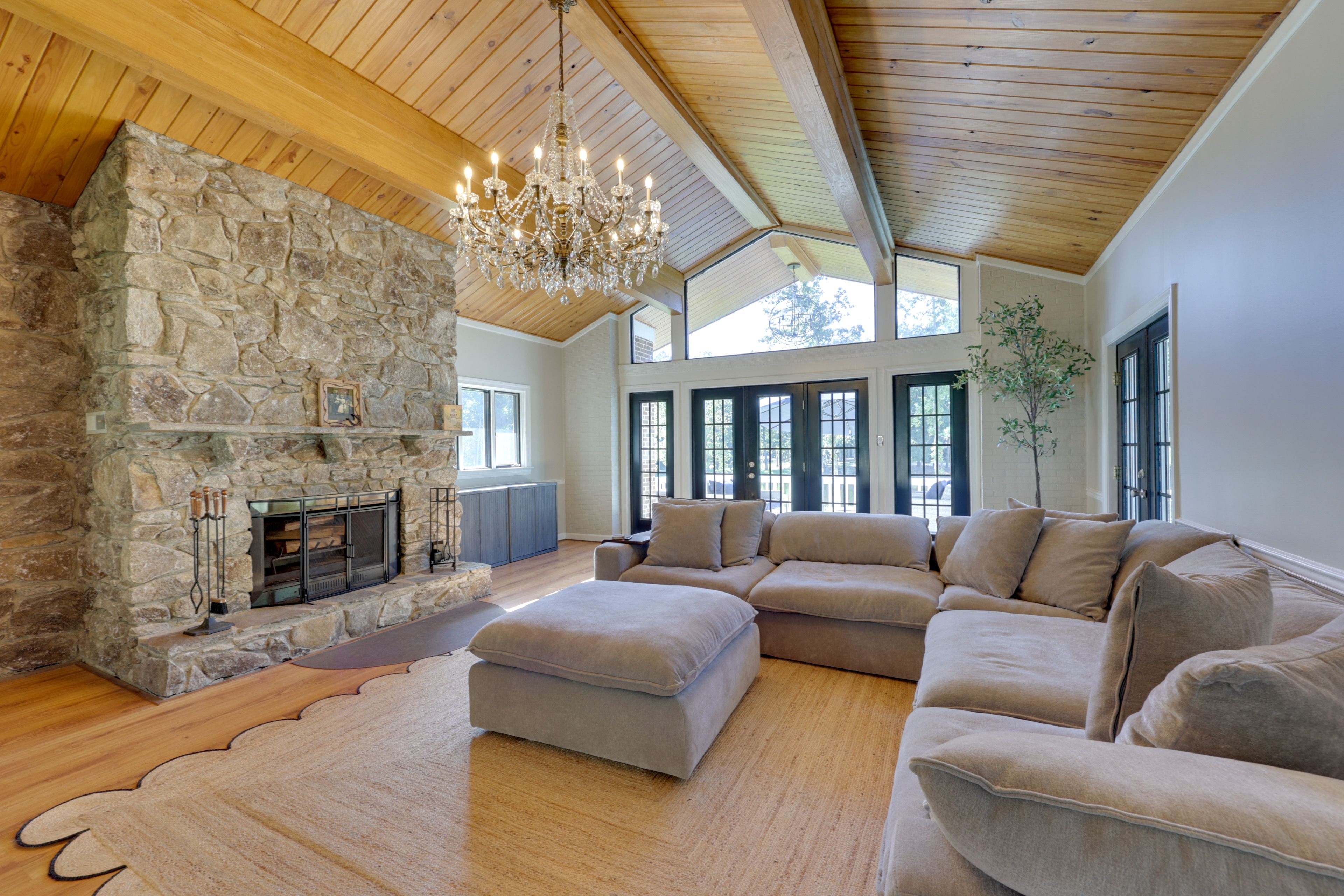 Living Room | Fireplace | TV | Free WiFi