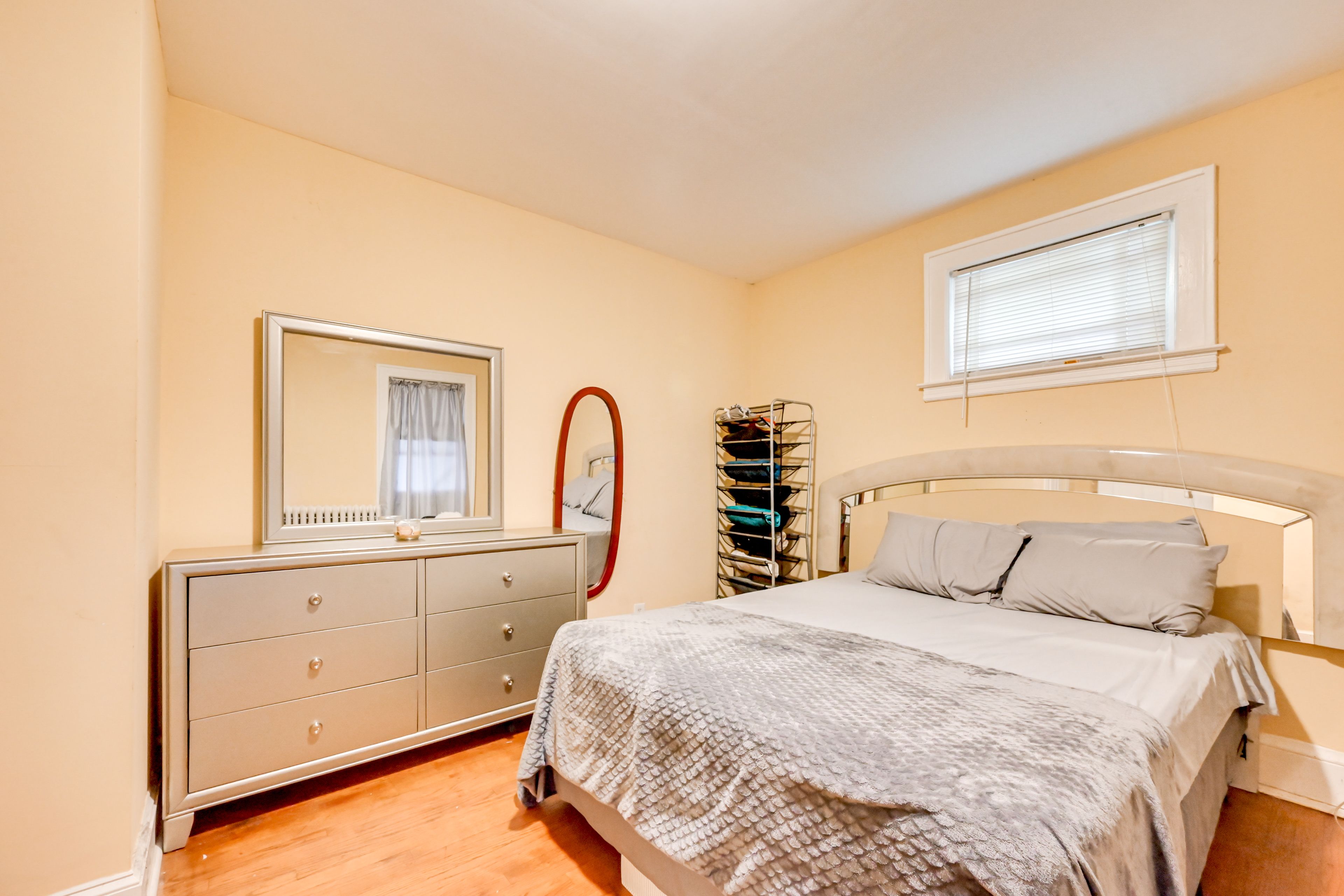 Bedroom 1 | Queen Bed