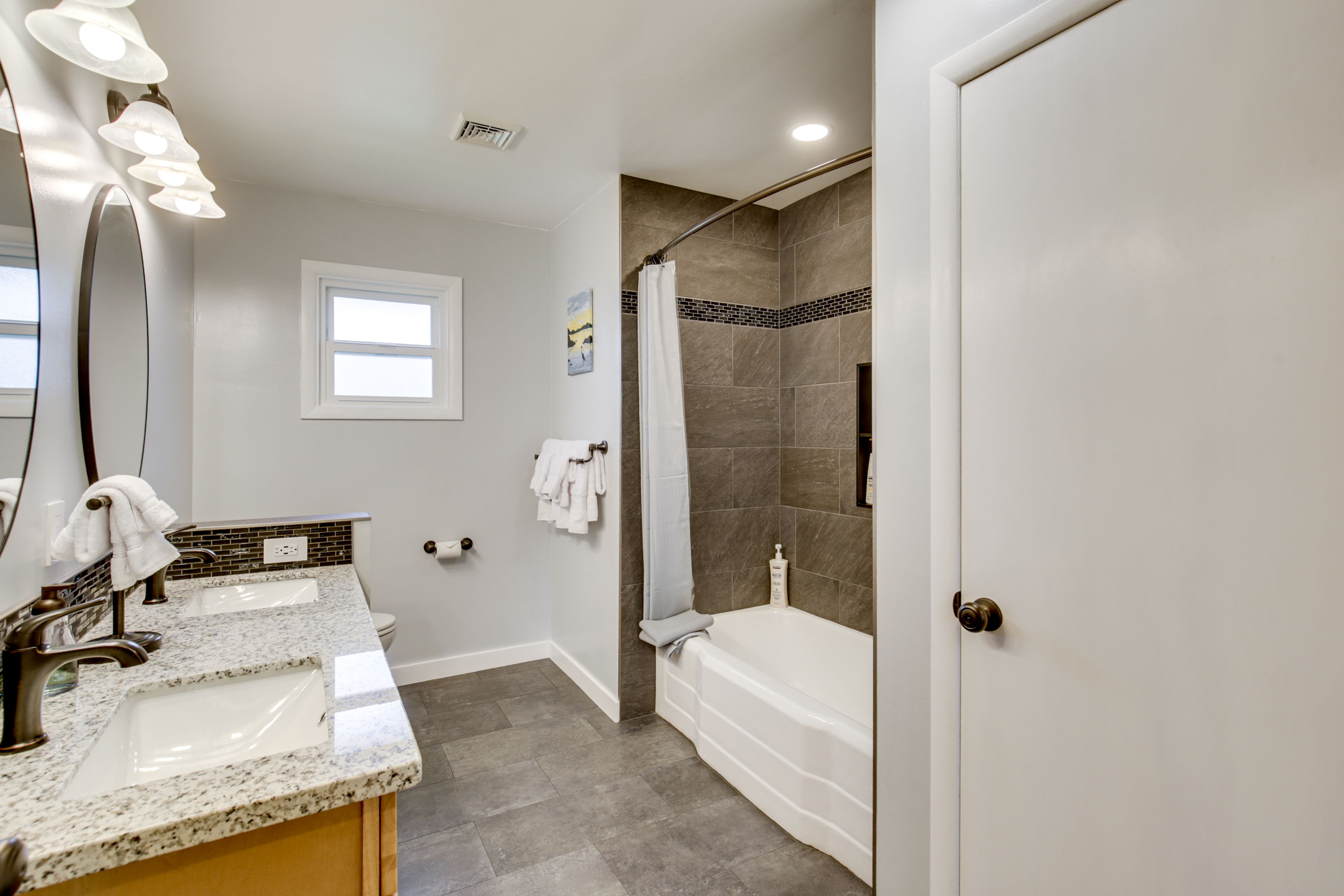 Full Bathroom | Towels Provided