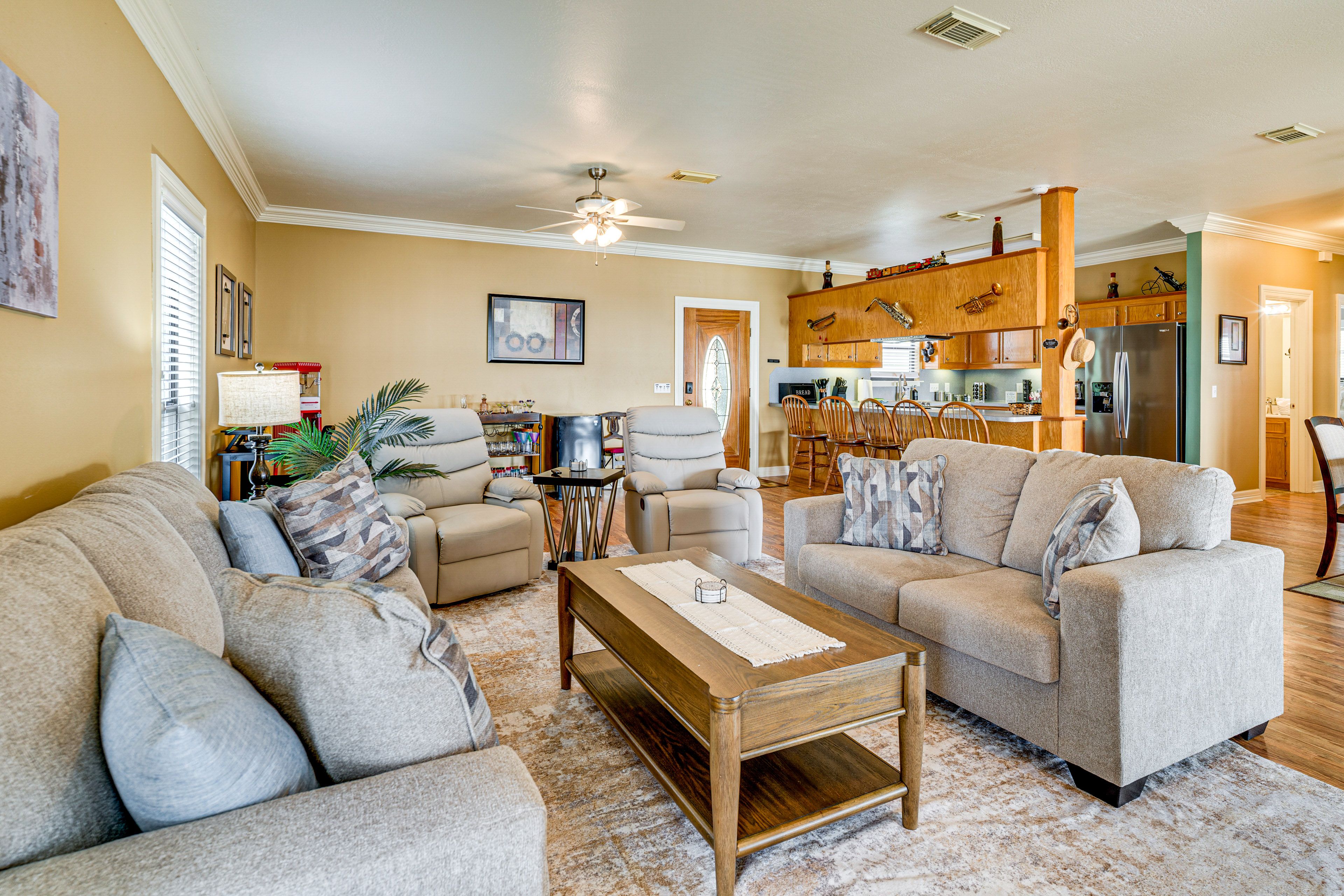 Living Room | Free WiFi | Central Heating & A/C | Smart TV | Queen Sleeper Sofa