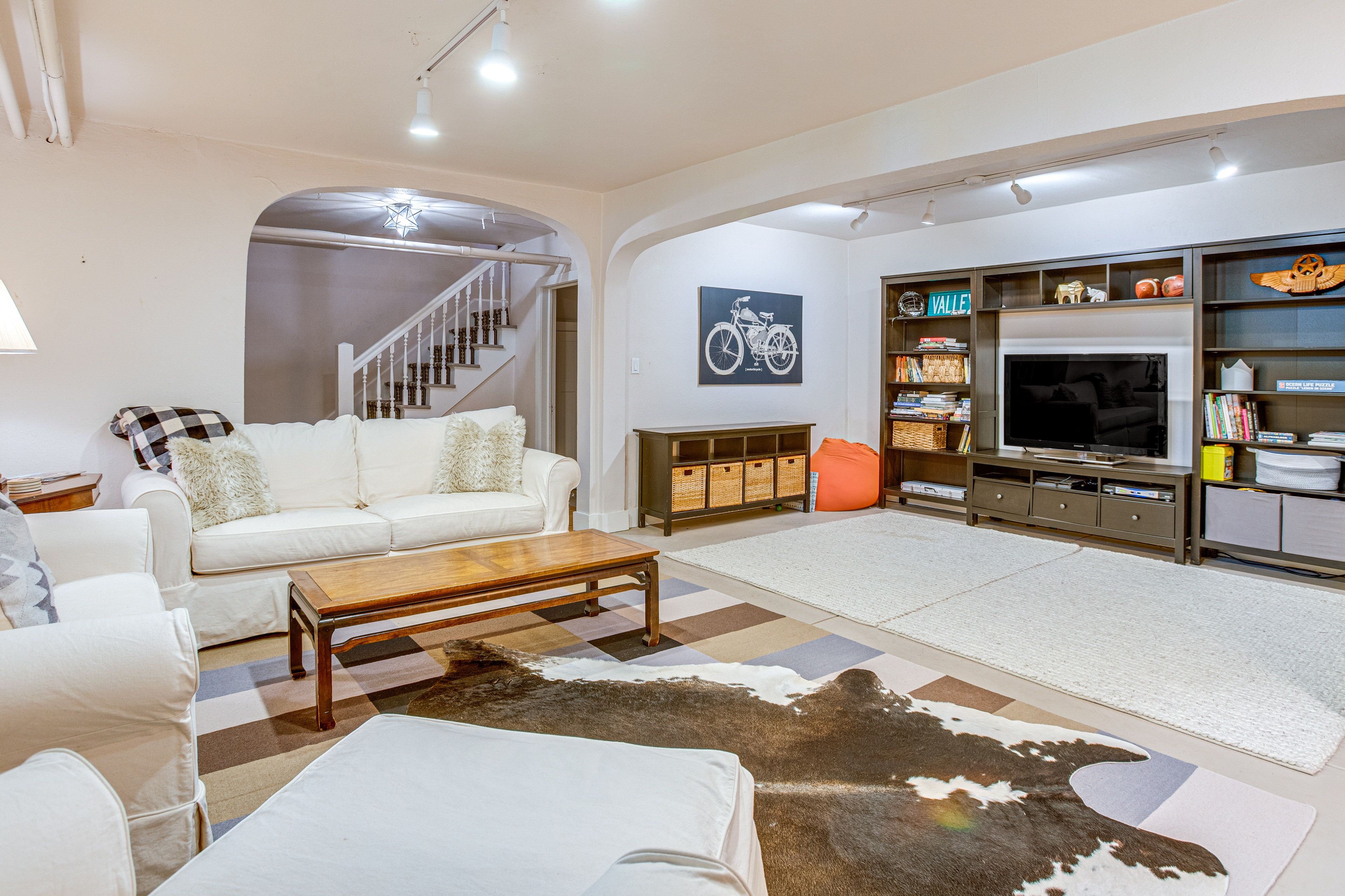 Den | 2-Level House | Free WiFi