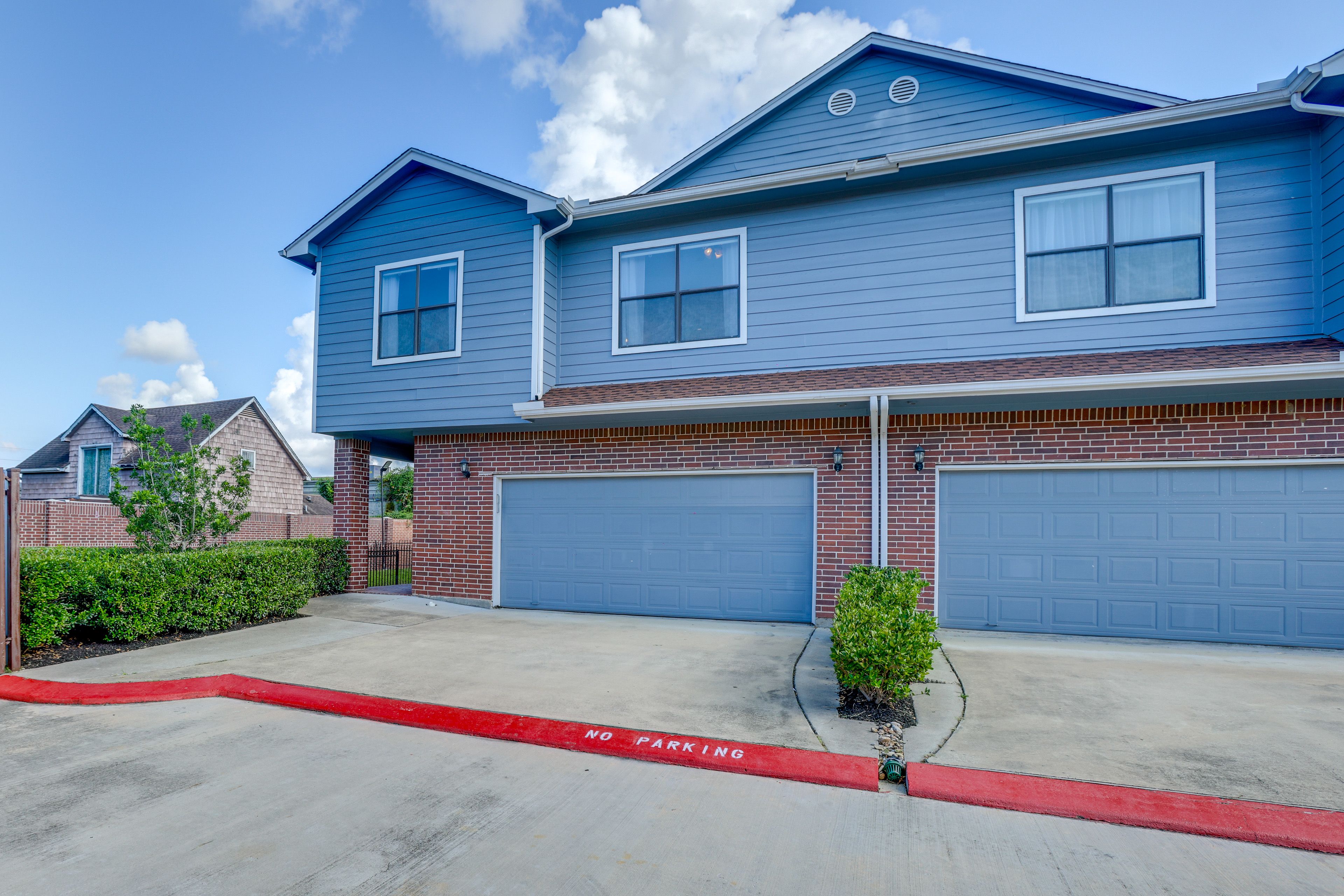 Parking | Garage (2 Vehicles) | Driveway (2 Vehicles)