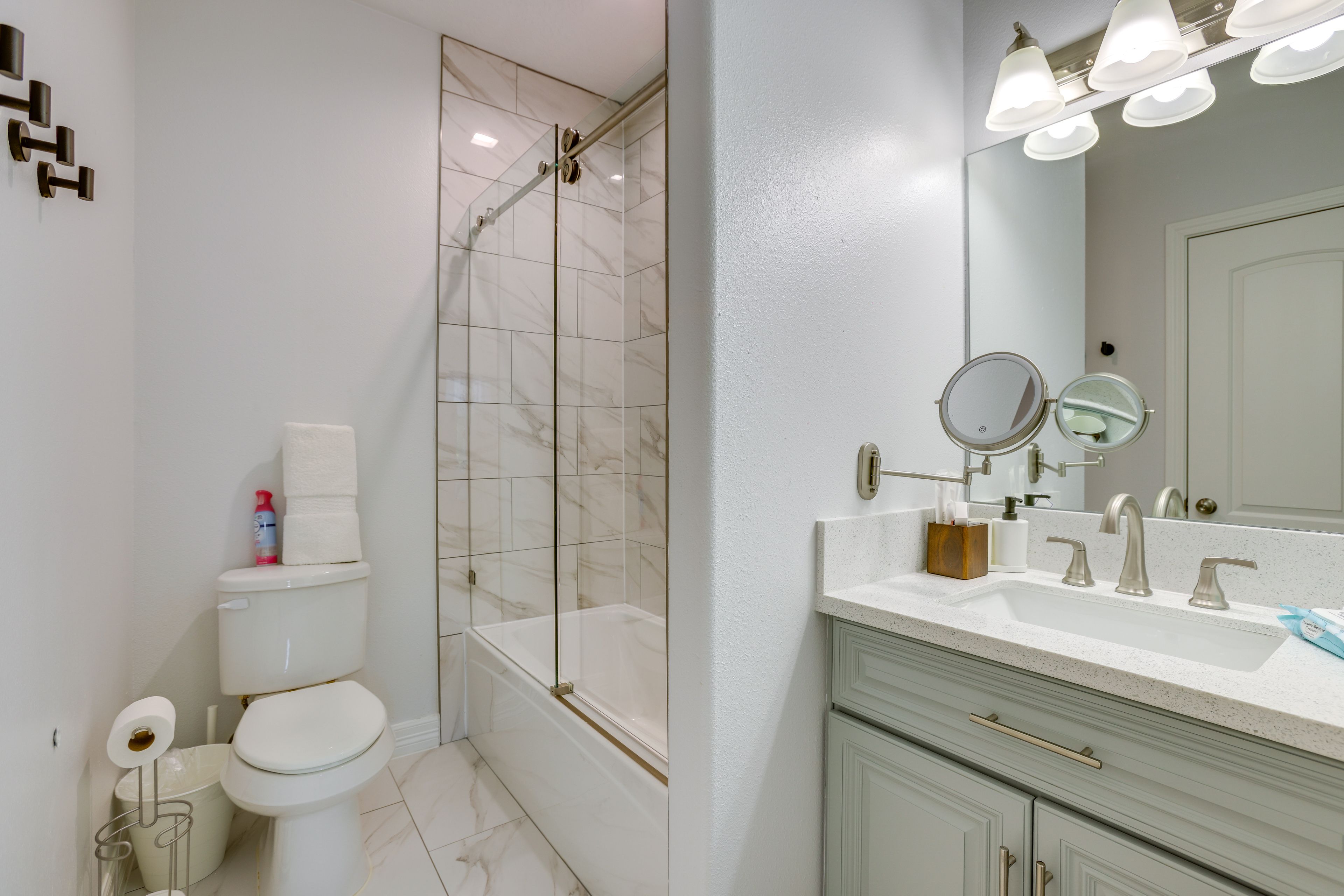 Full Bath | 2nd Floor