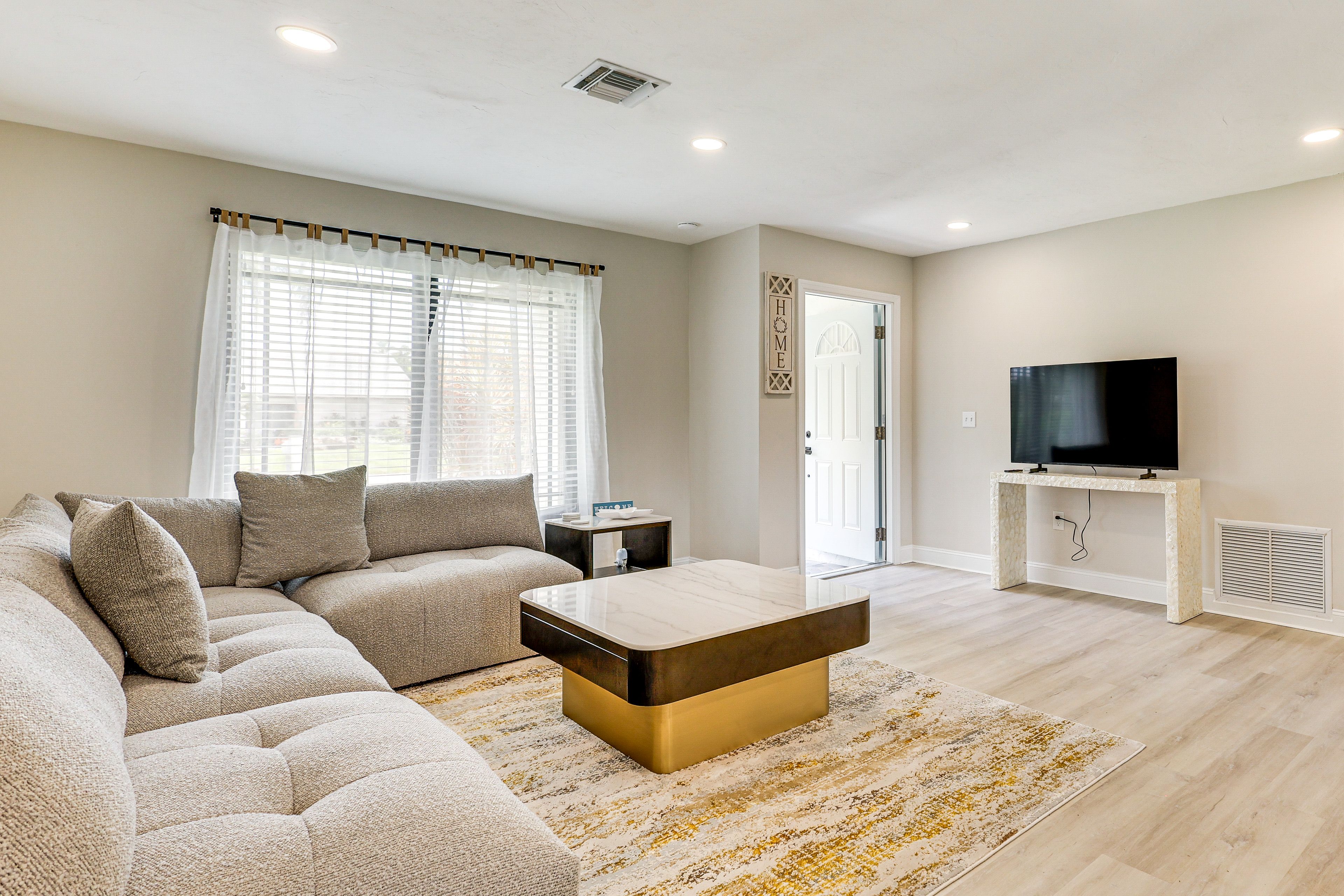 Front Living Area | Smart TV