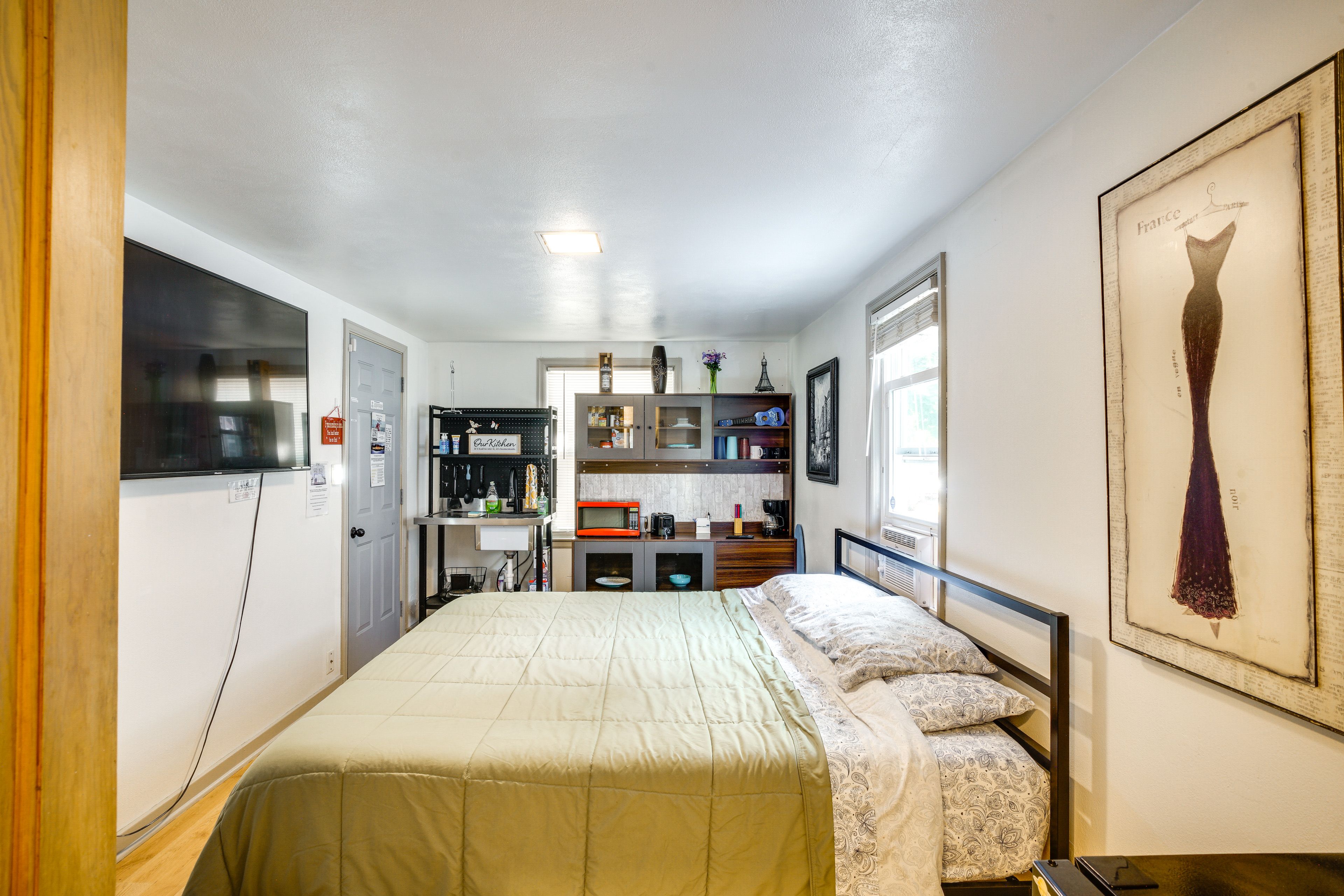 Studio | King Bed | Smart TV | Single-Story Unit