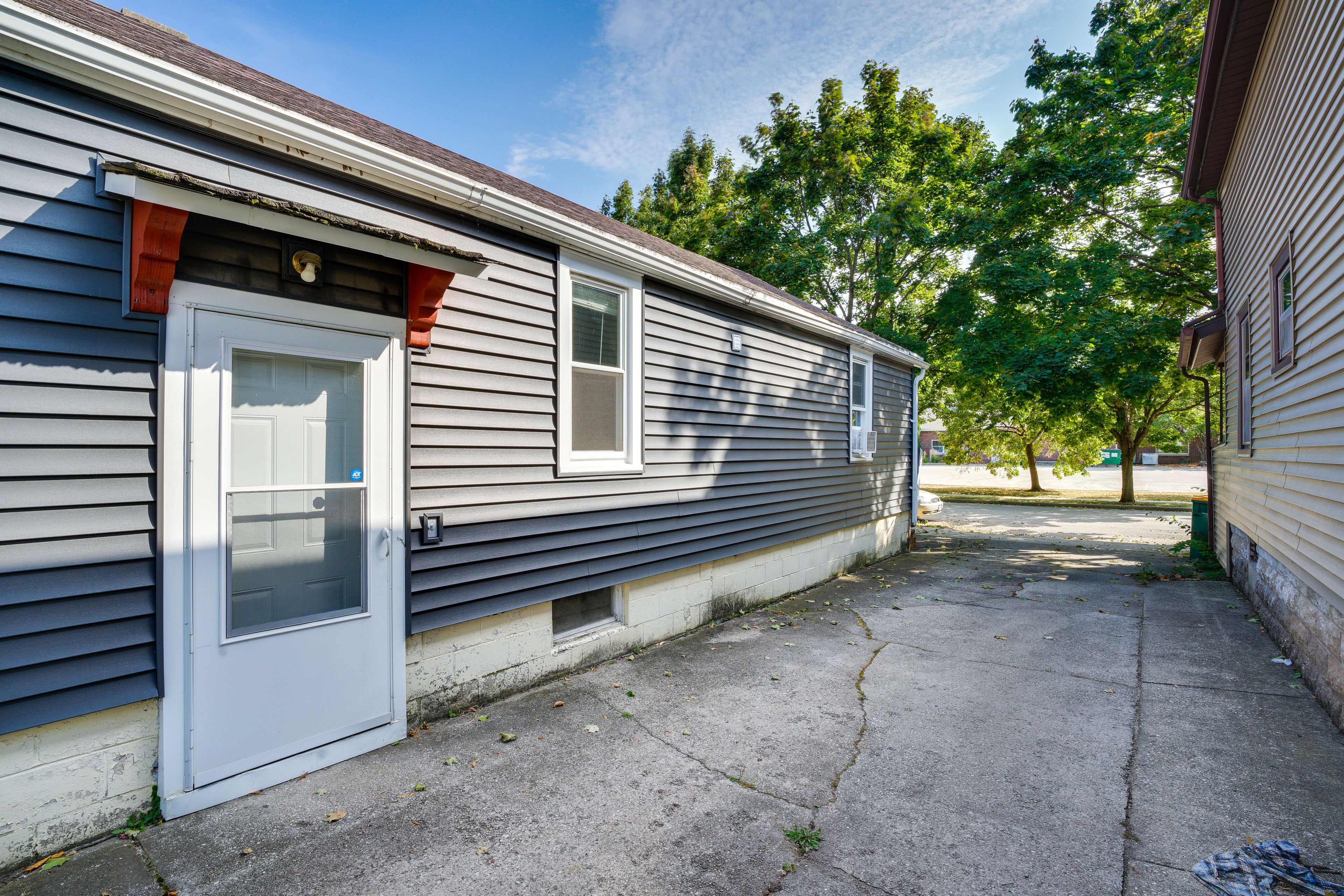 Parking | Shared Driveway (1 Vehicle) | Free Street Parking