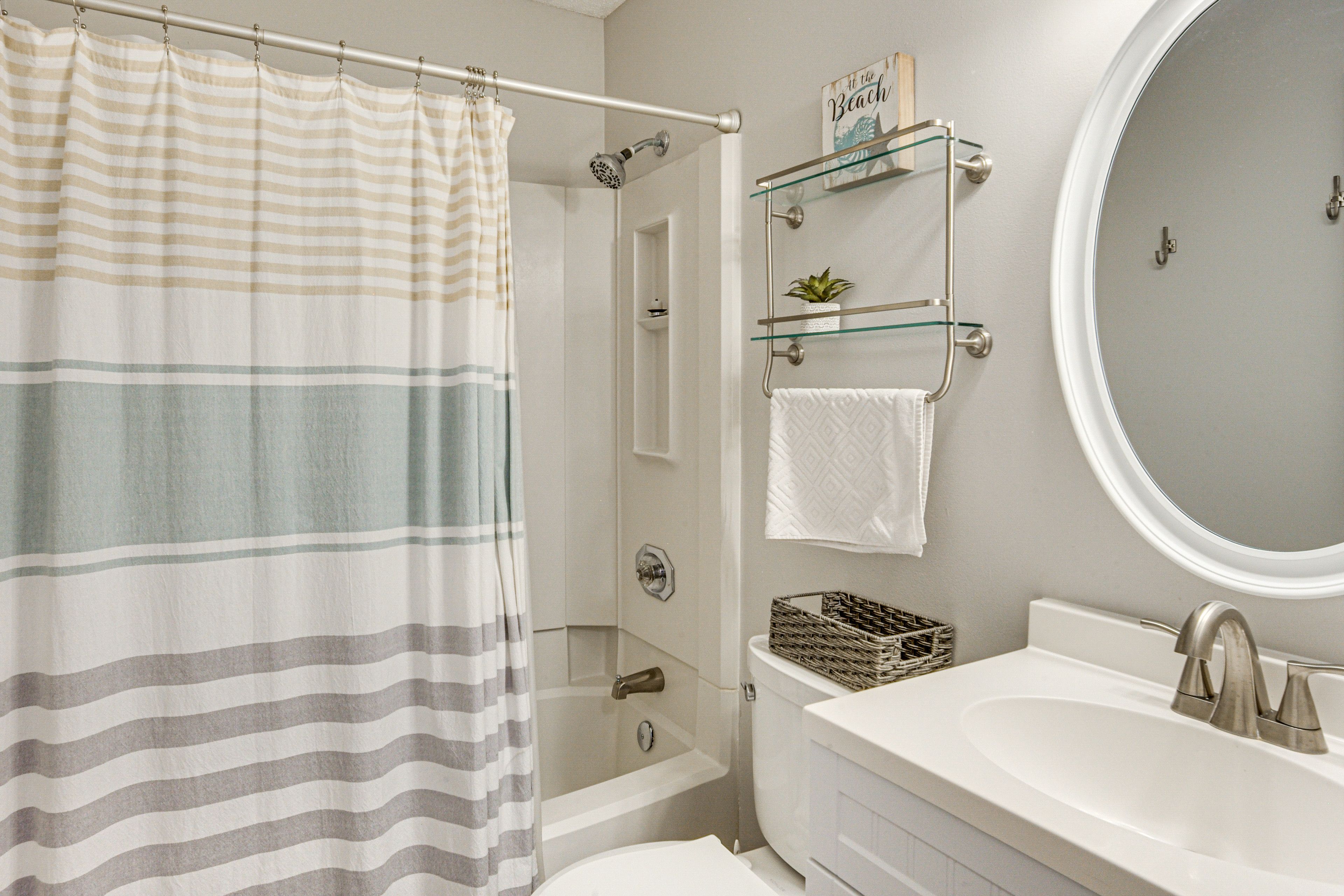 Full Bathroom | Complimentary Toiletries