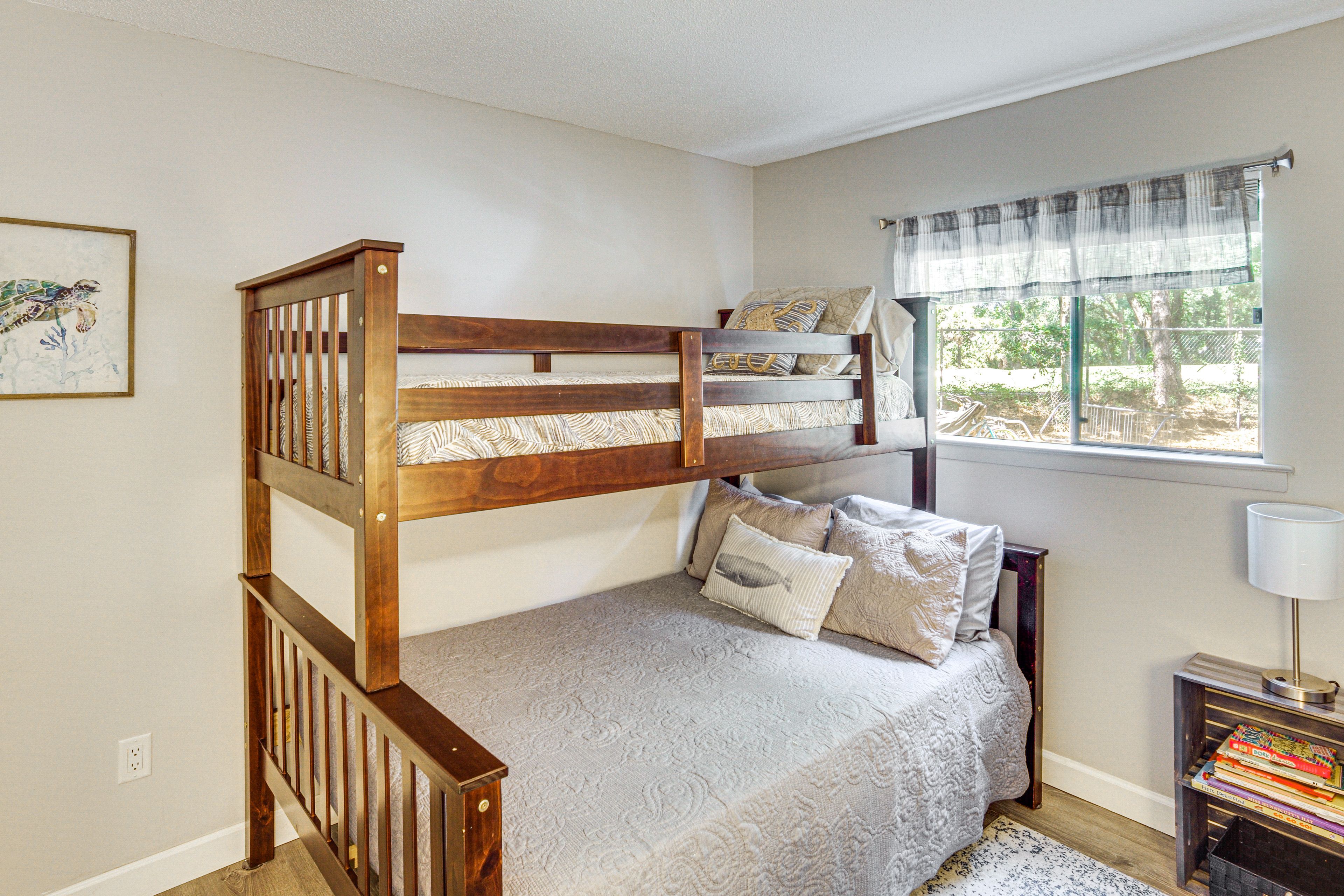 Bedroom 2 | Twin/Full Bunk Bed