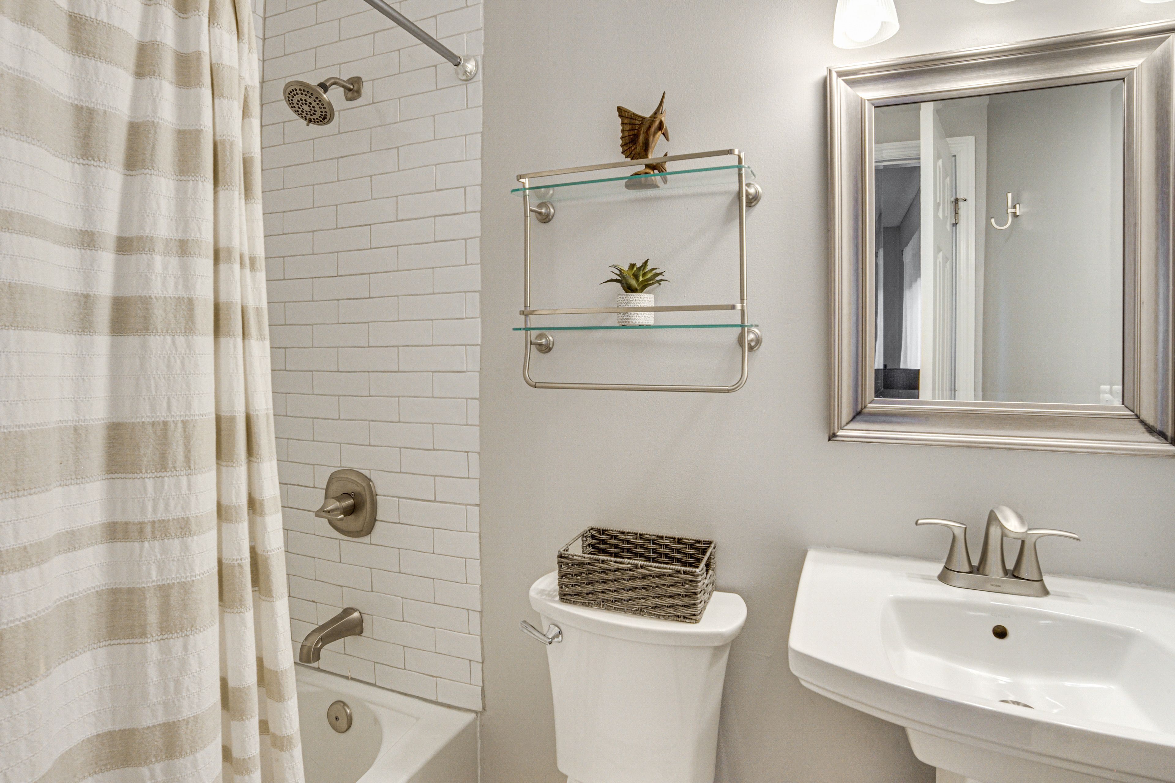 Full Bathroom | Towels Provided