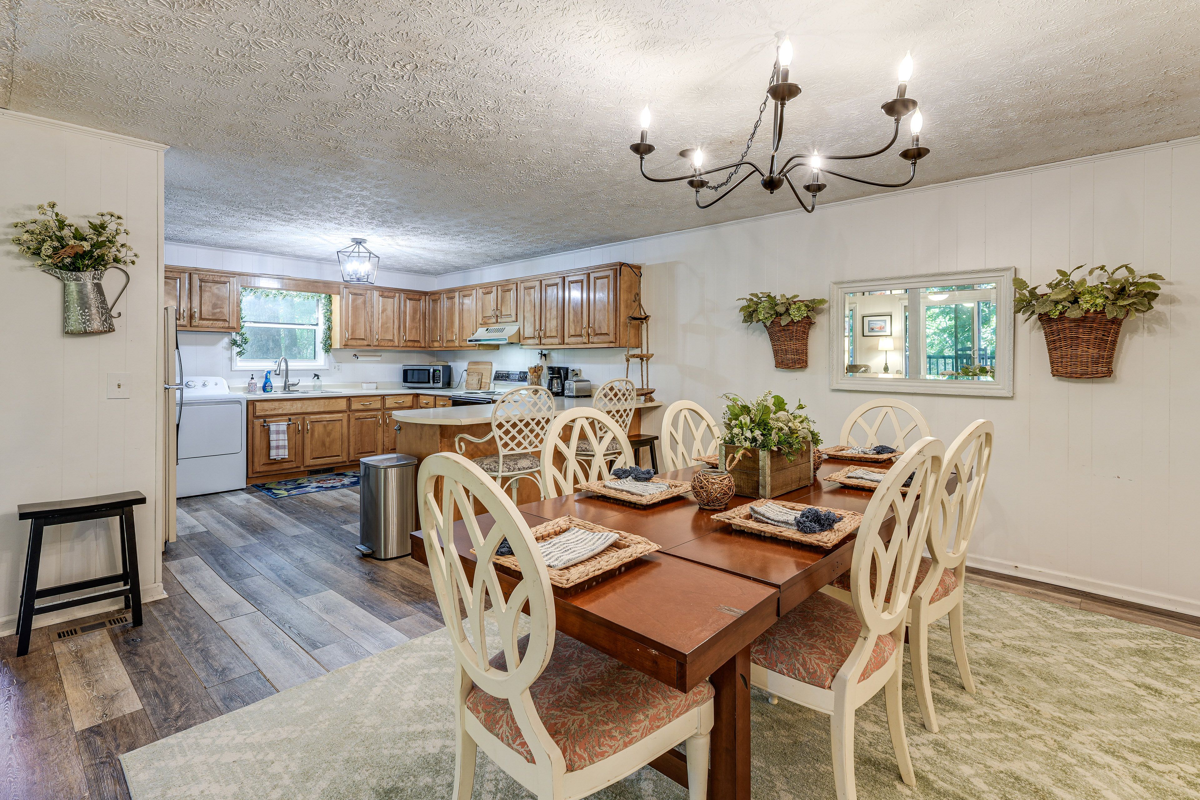 Dining Area | Dishware/Flatware Provided | 1st Floor