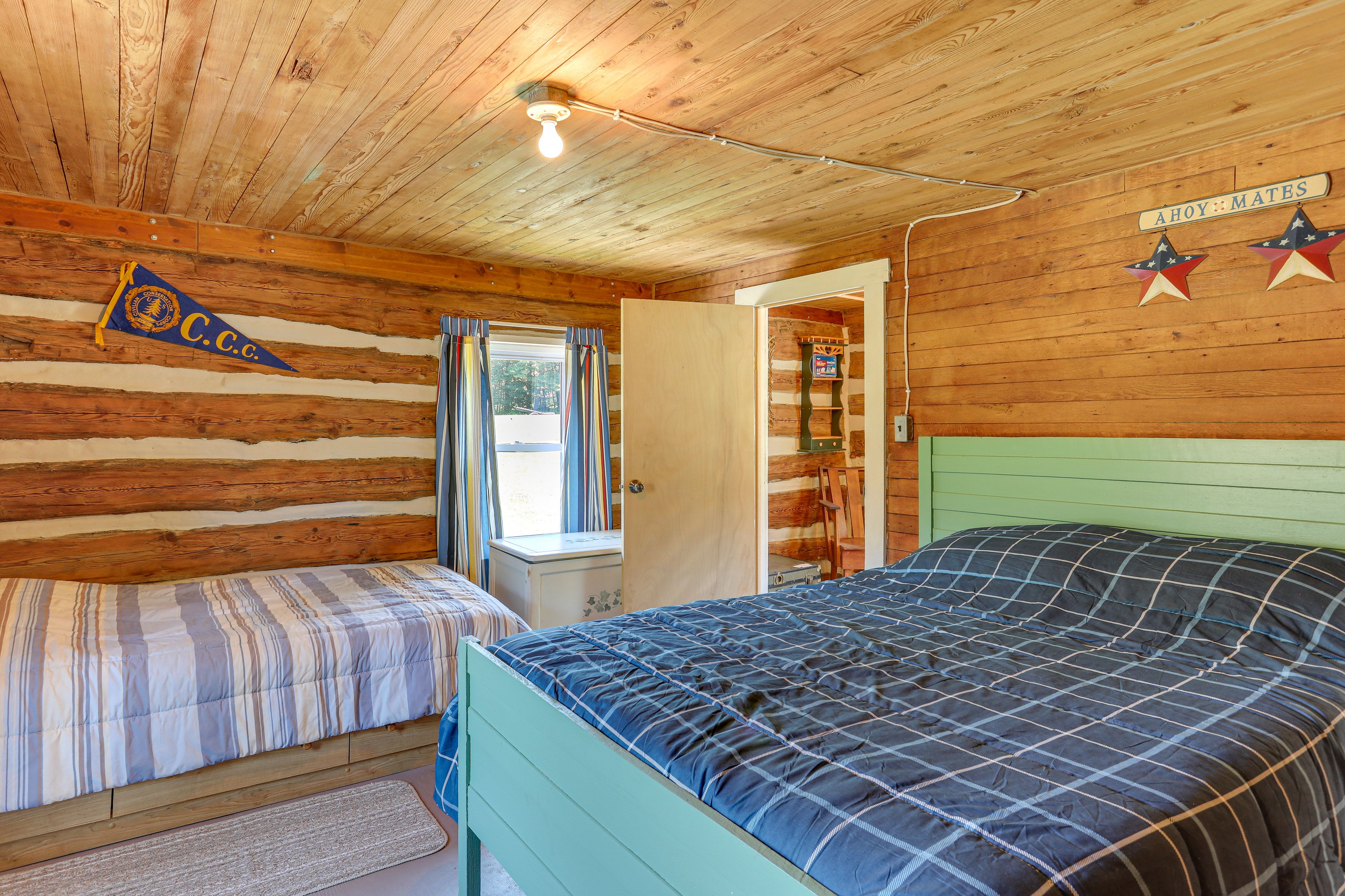 Bedroom 1 | Queen Bed | Twin Bed | 1st Floor