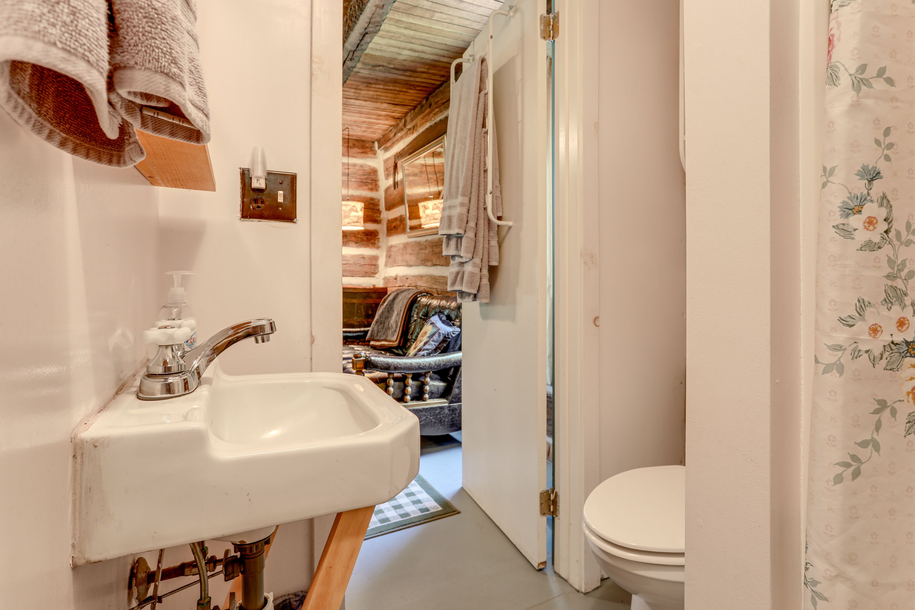 Full Bathroom | 1st Floor | Shower | Towels & Linens Provided