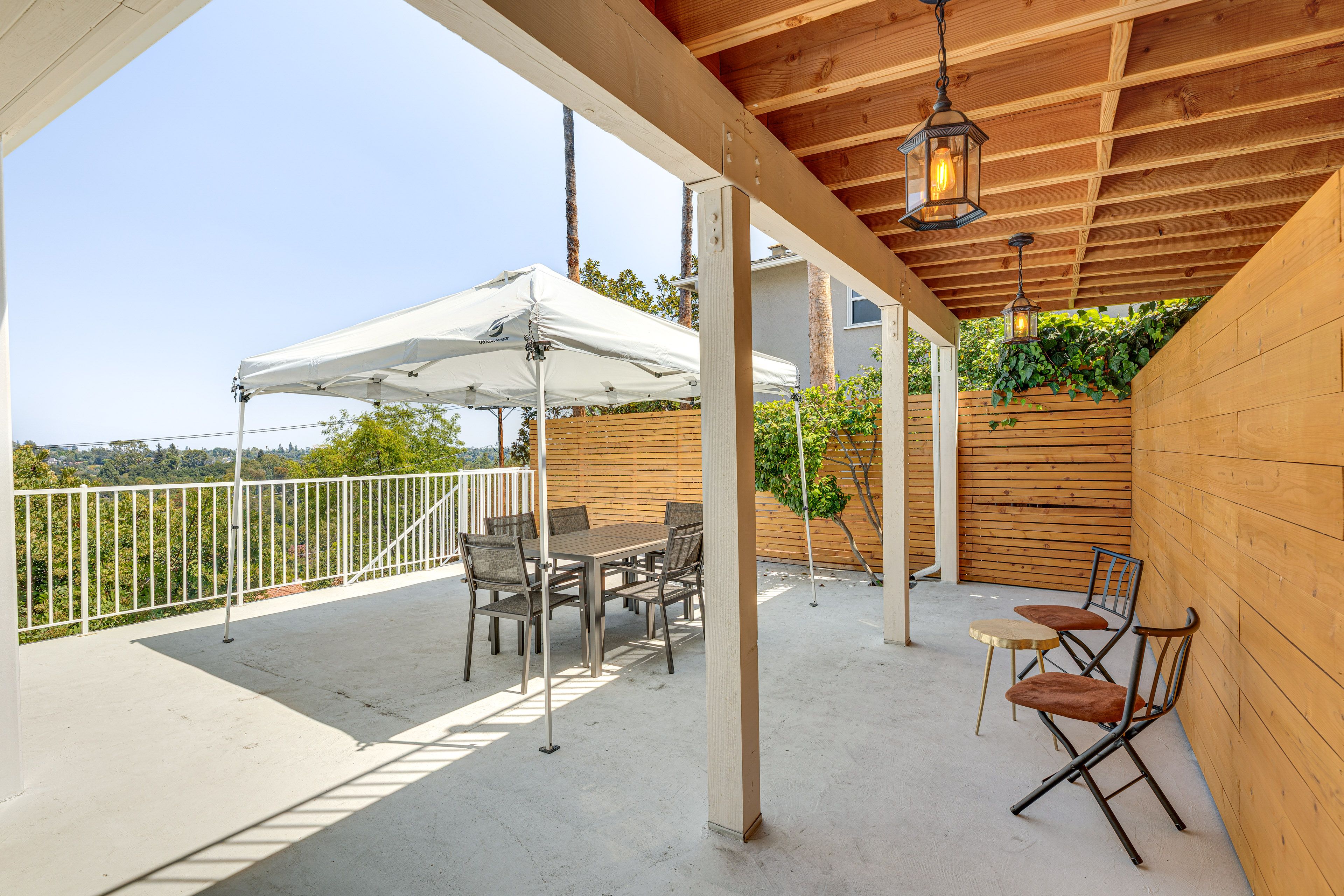 Patio w/ Seating & Dining Table