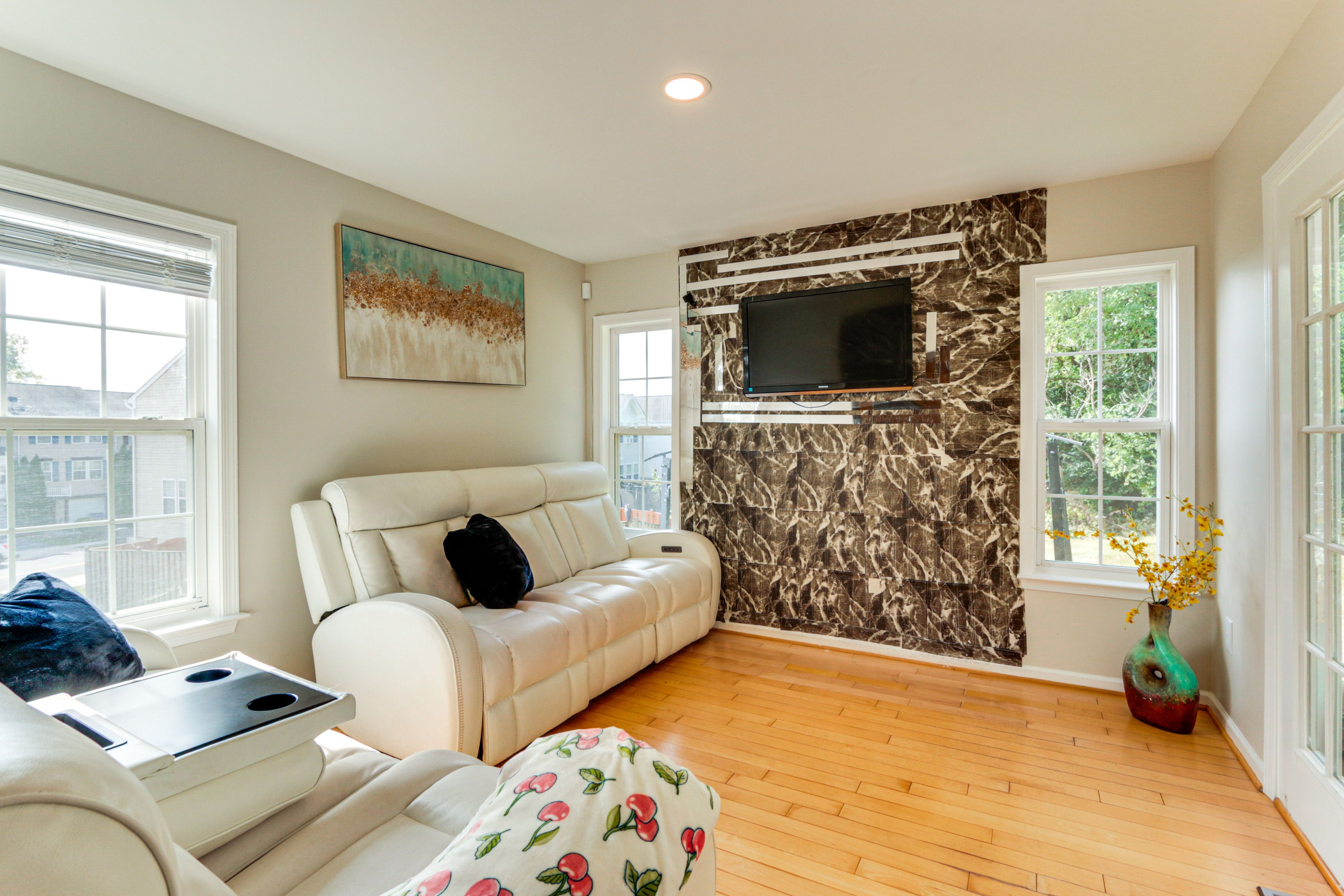 Living Room | Central A/C & Heating | Free WiFi