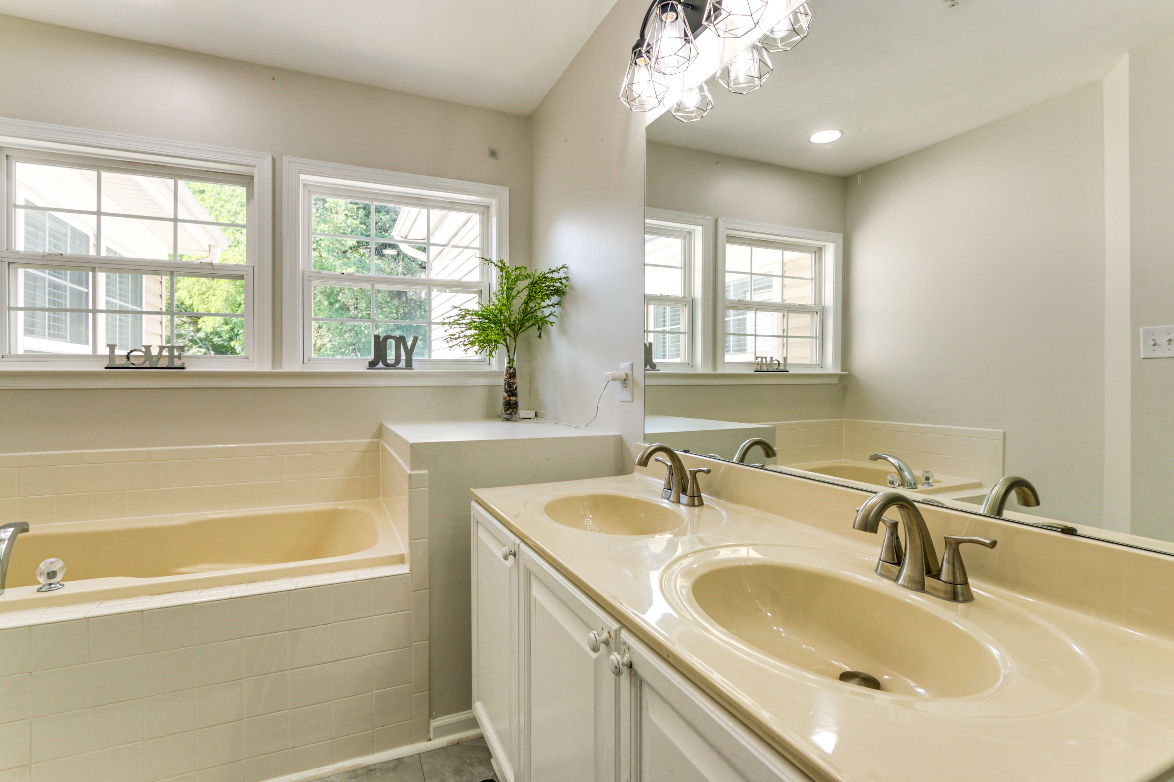 En-Suite Bathroom | Linens & Towels | Upper Floor