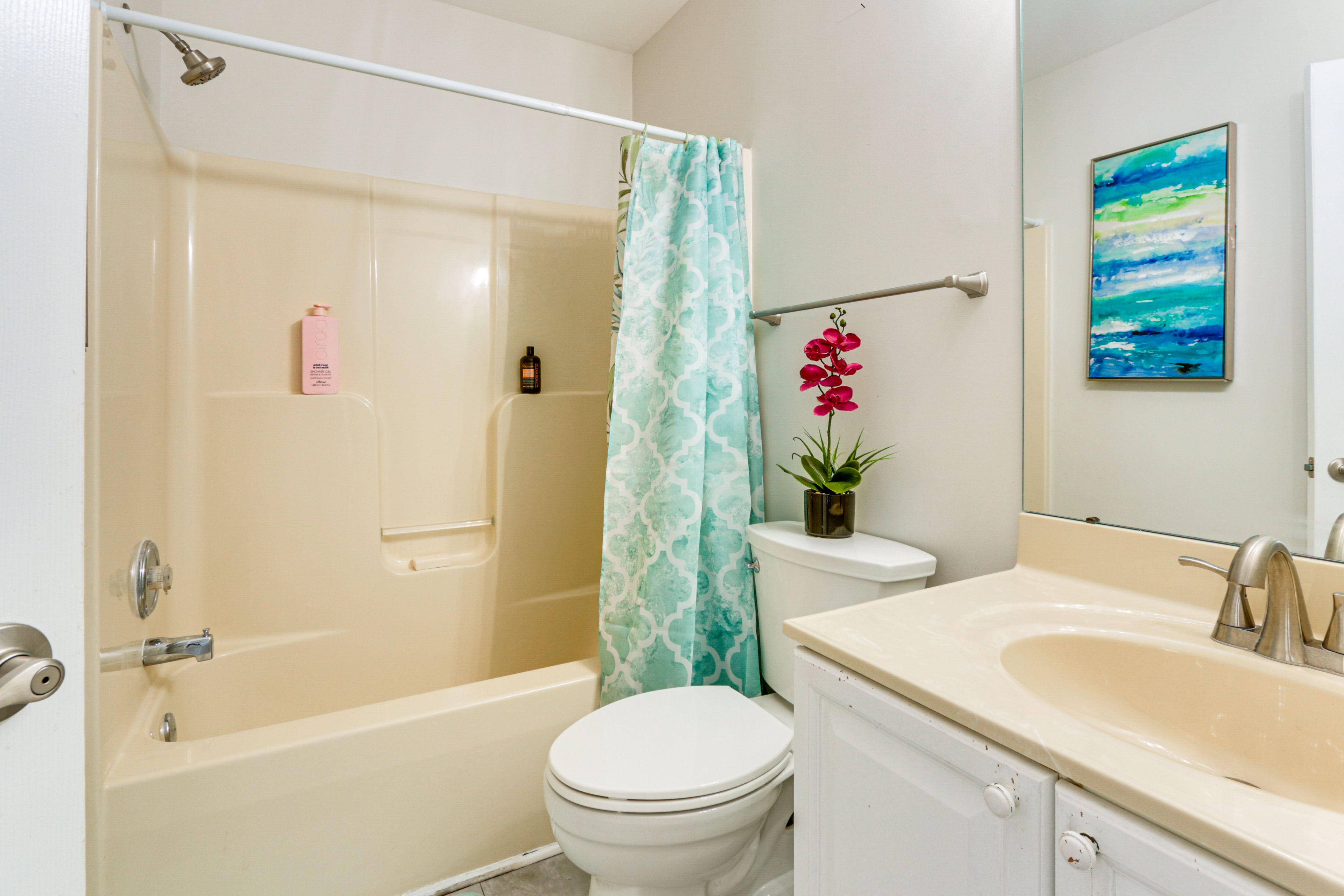 Full Bathroom | Complimentary Toiletries | Hair Dryer | Upper Floor
