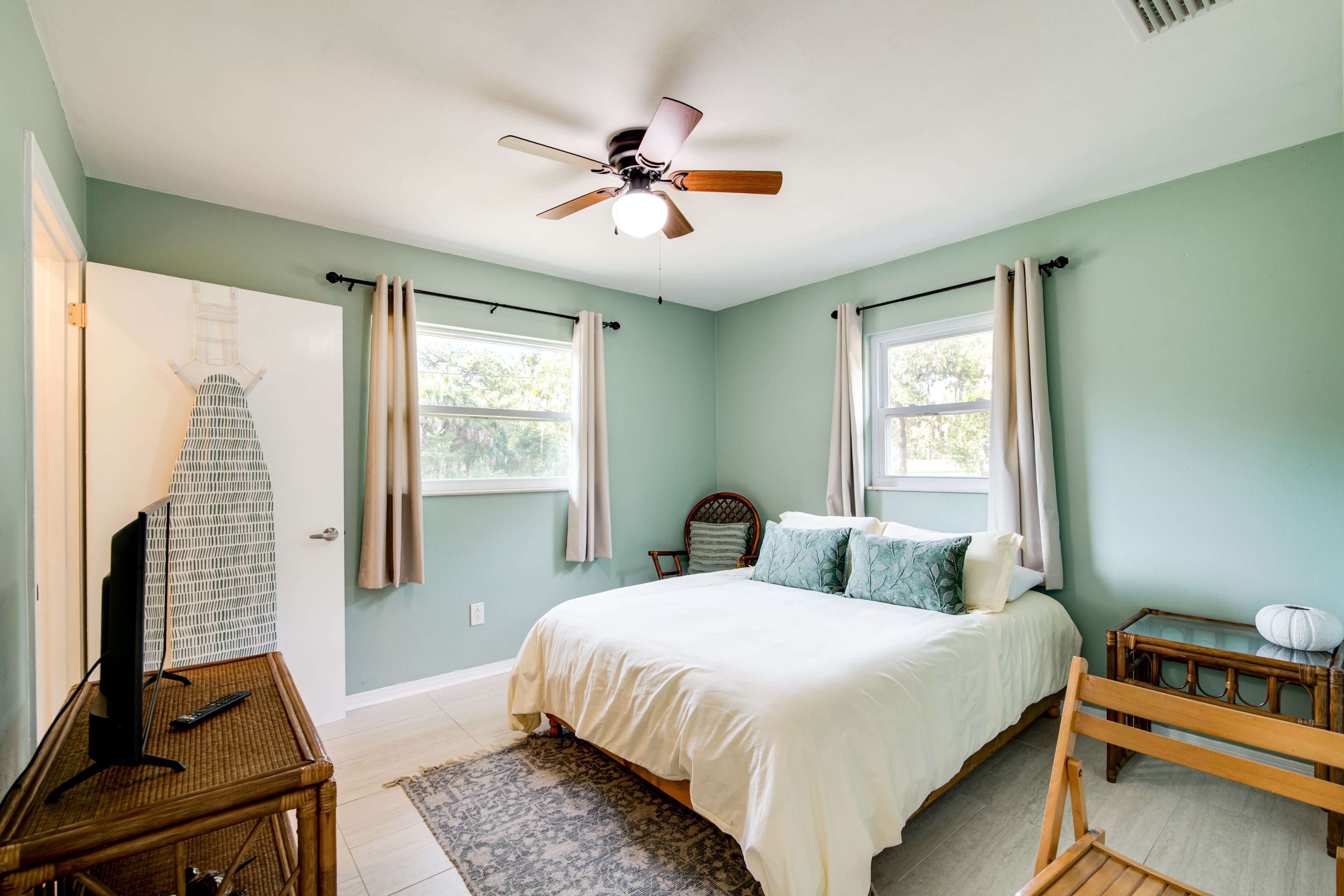 Bedroom 2 | Queen Bed
