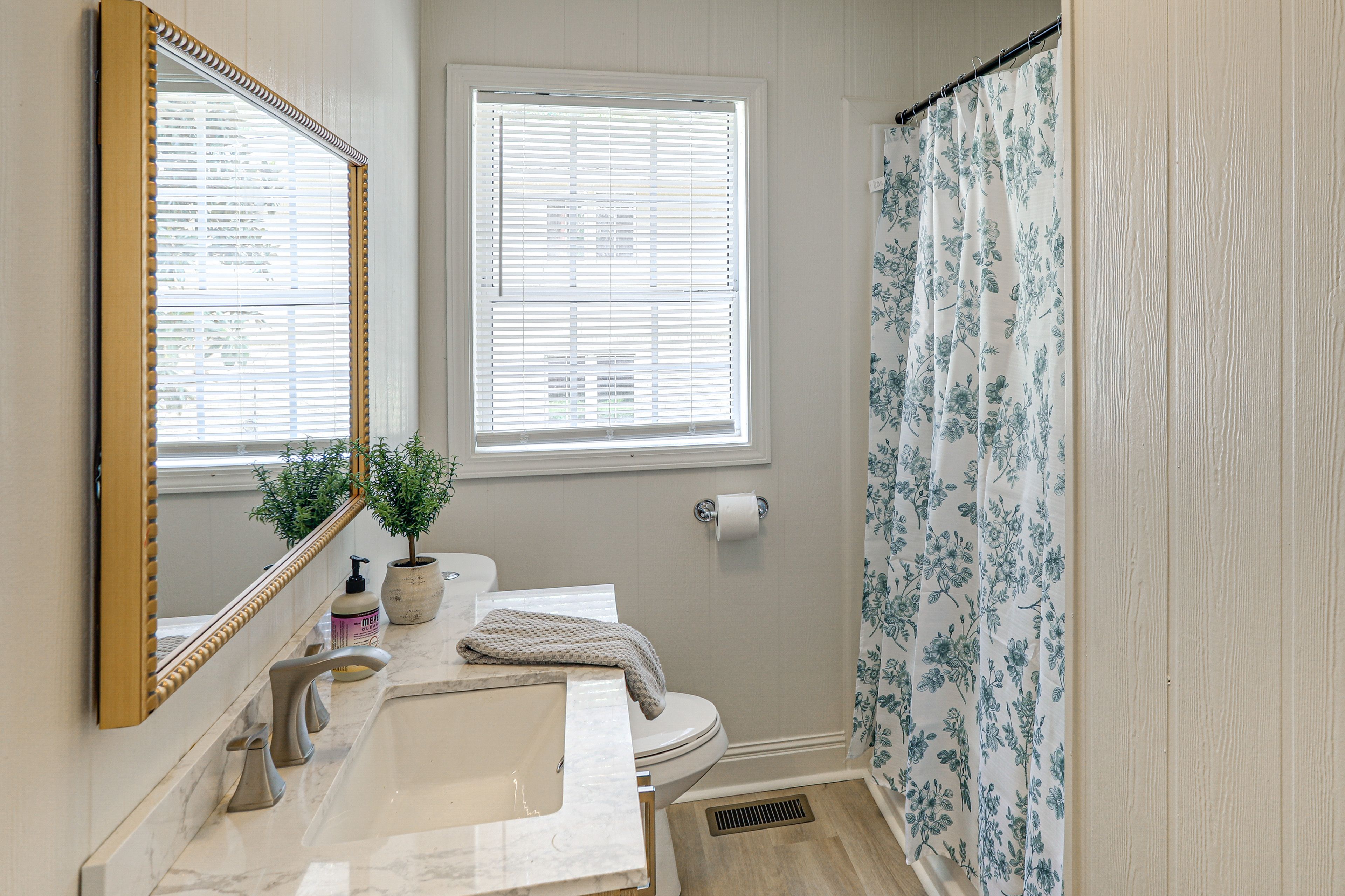 Full Bathroom | Towels & Linens Provided