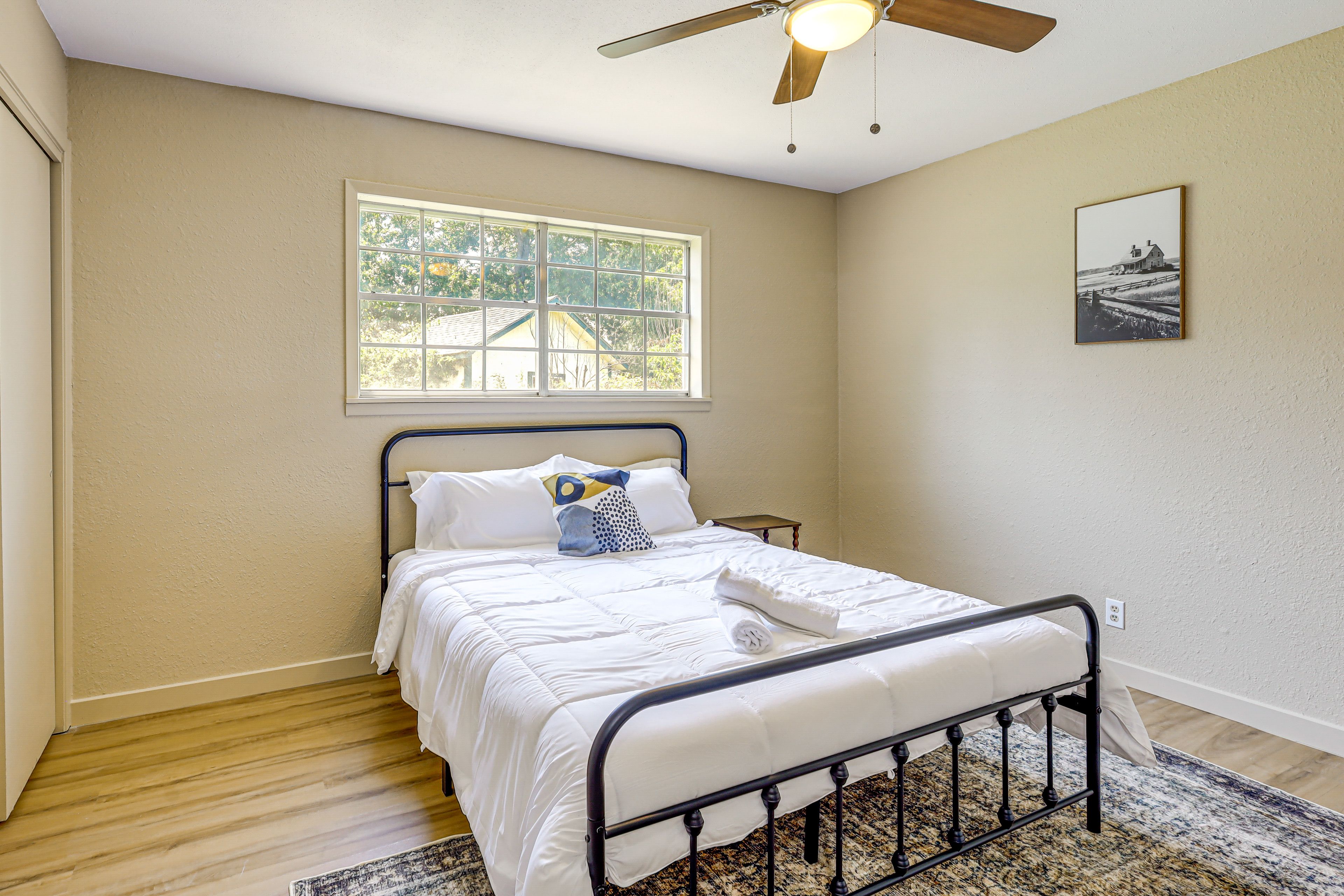 Bedroom 5 | Queen Bed | Smart TV