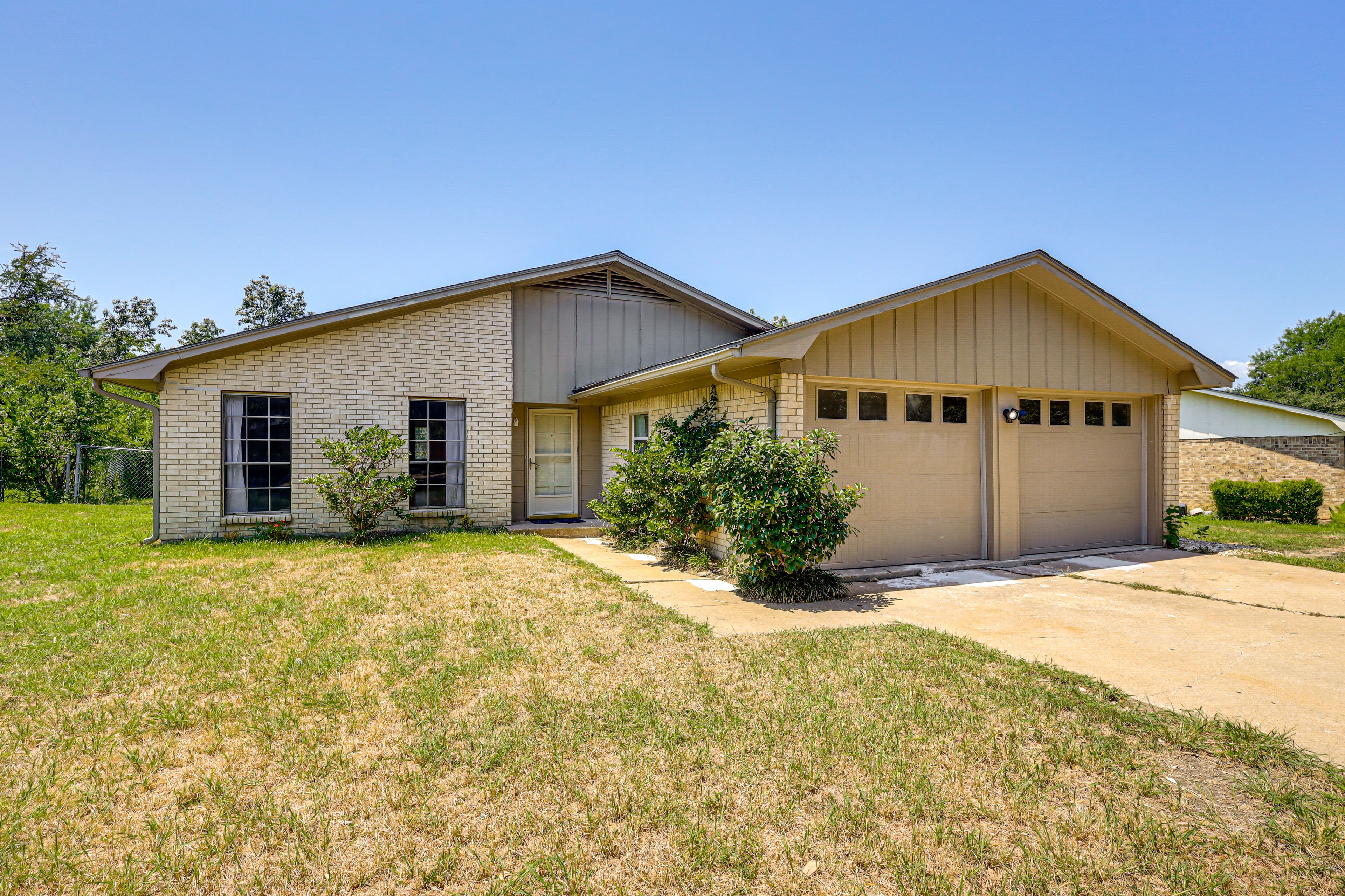 Property Exterior | Fenced-In Yard | Patio w/ Charcoal Grill