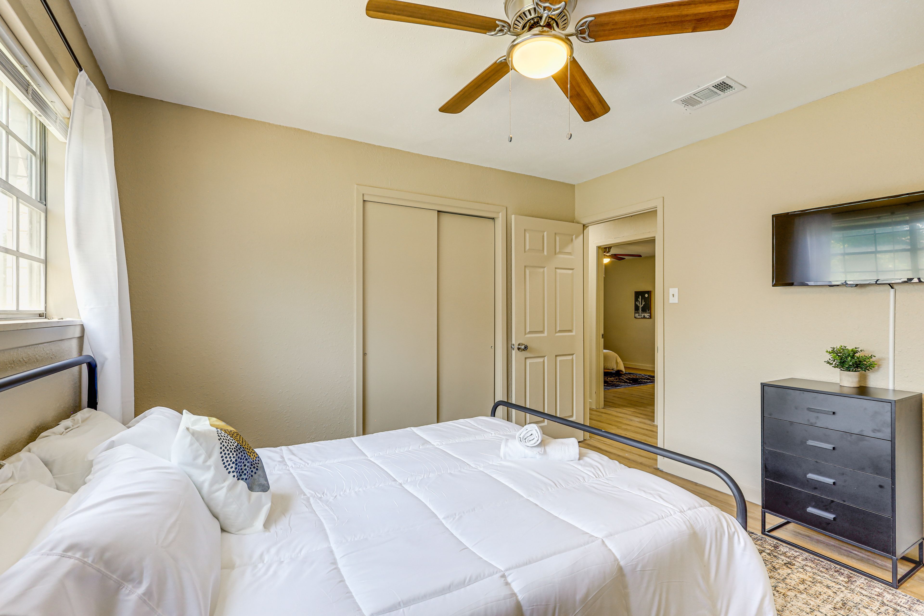 Bedroom 3 | Queen Bed