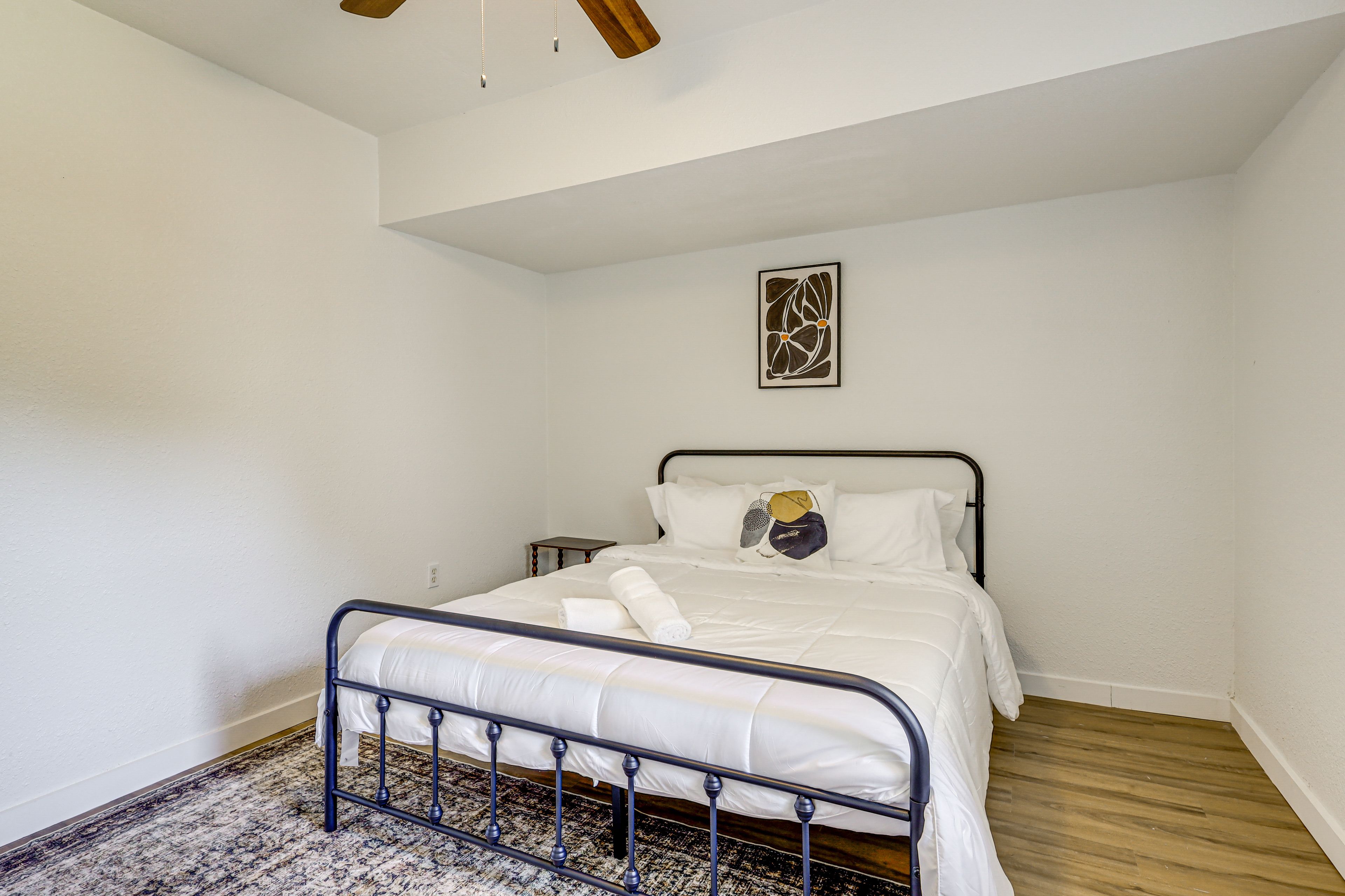 Bedroom 2 | Queen Bed | Smart TV