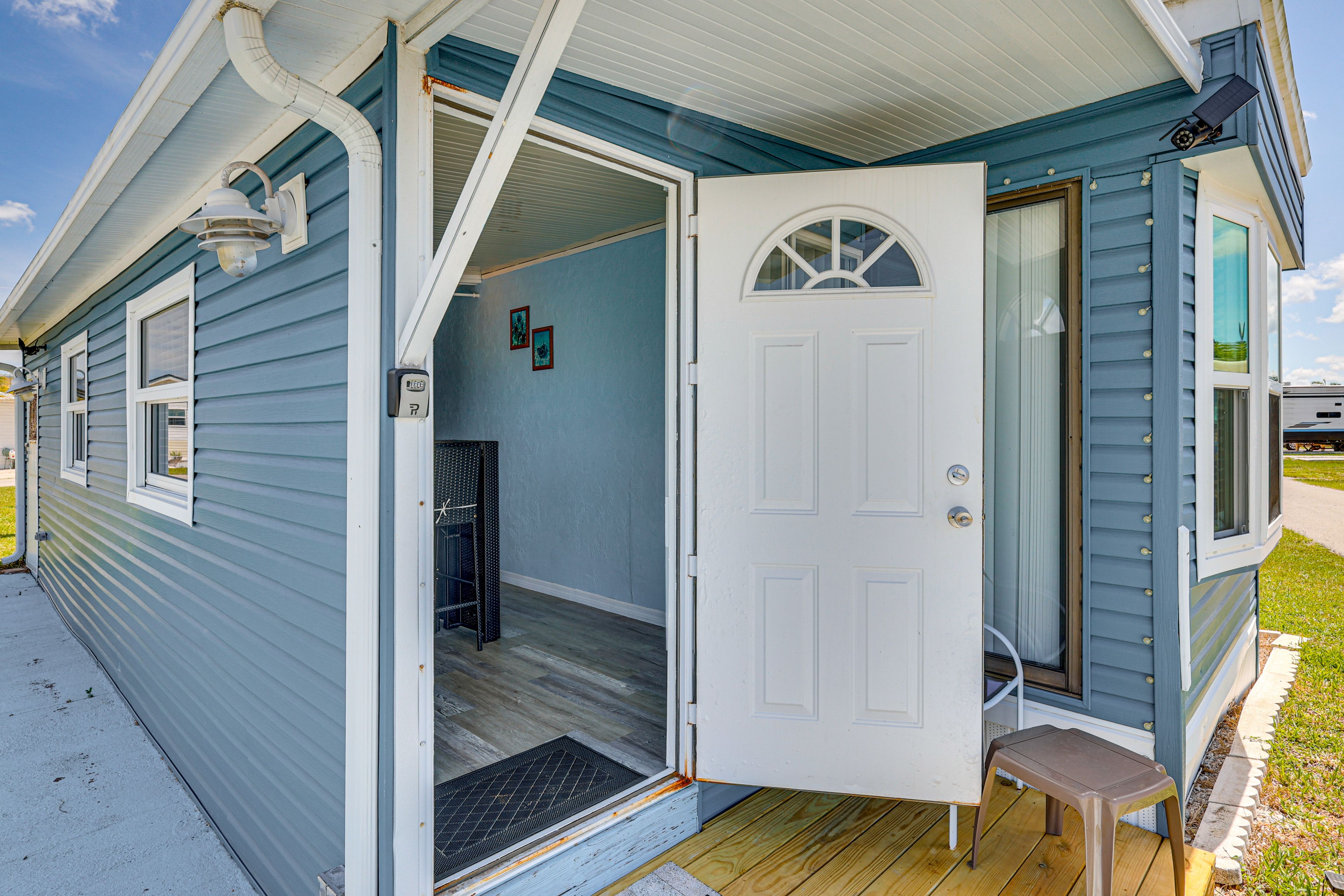 Property Exterior | Driveway (2 Vehicles)