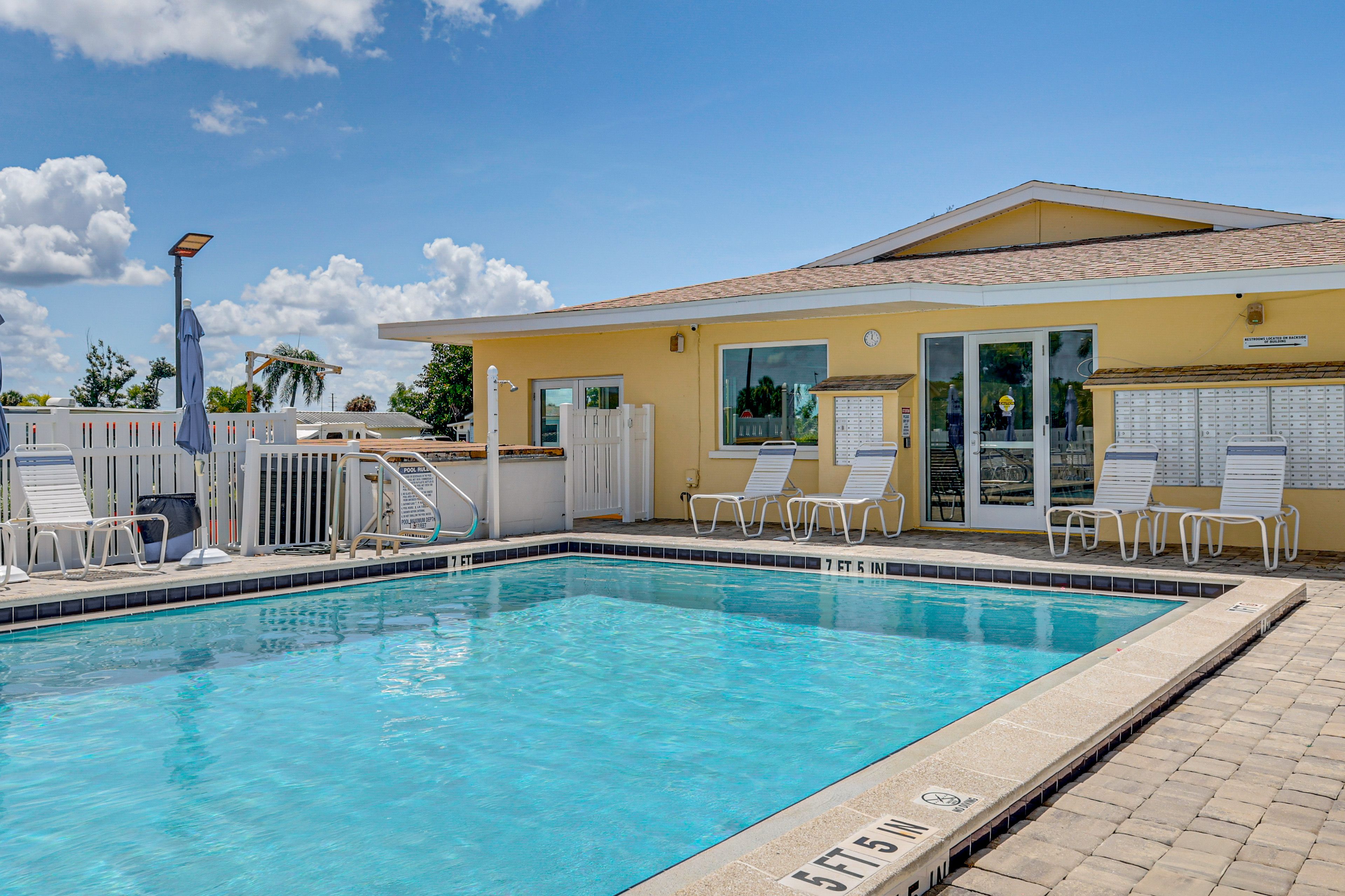 Fort Myers Beach Vacation Rental | Studio | 1BA | 700 Sq Ft | 2 Steps to Enter