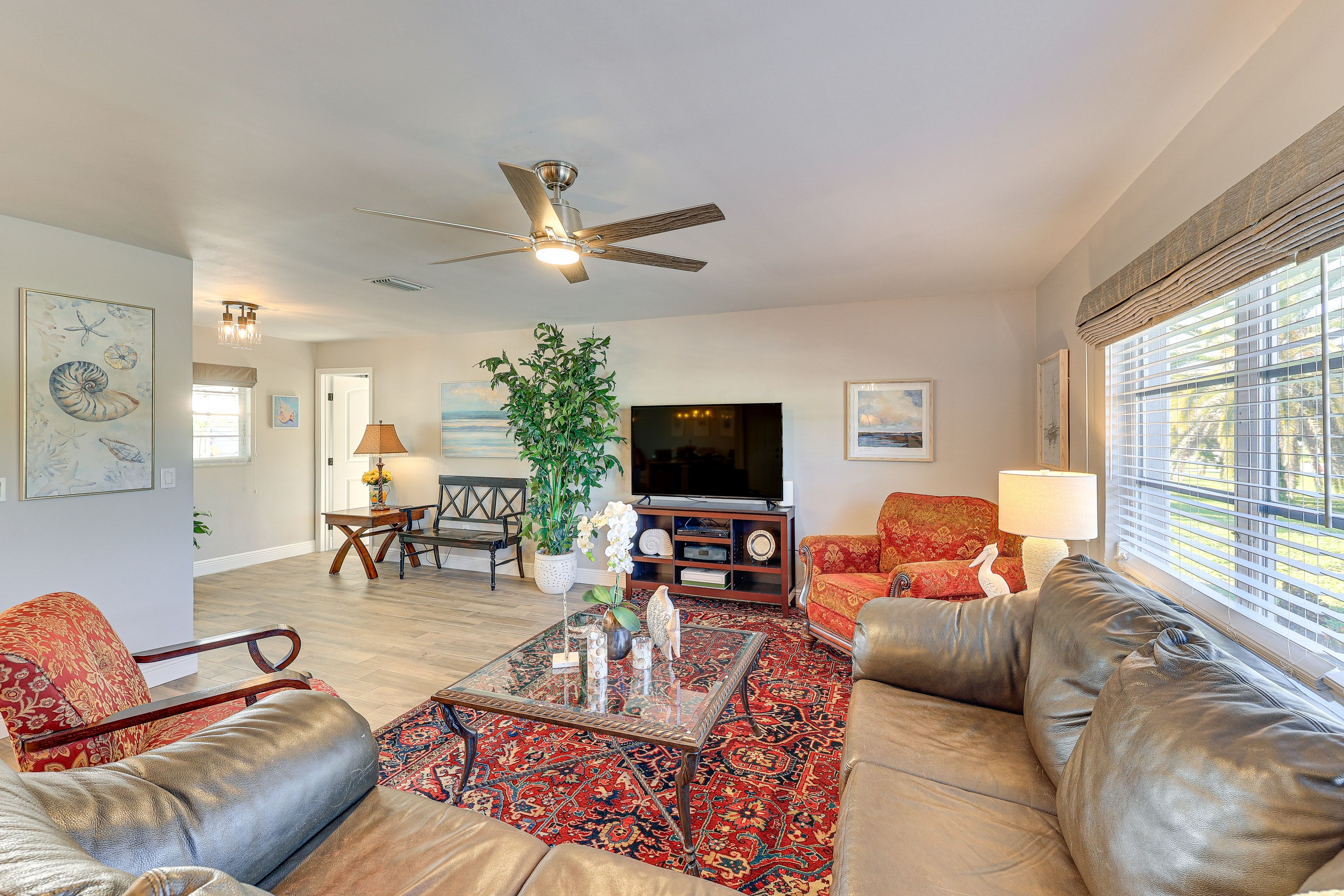 Living Room | Free WiFi | Smart TV | Central A/C