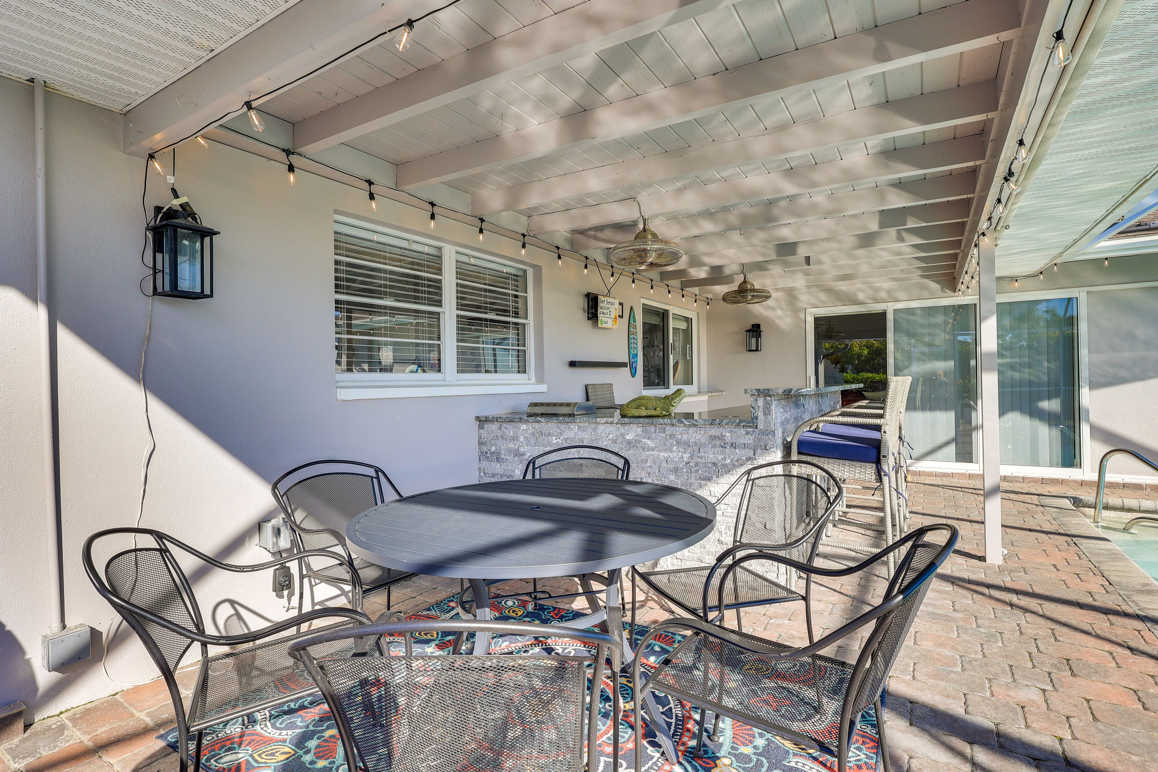 Covered Patio | Bar