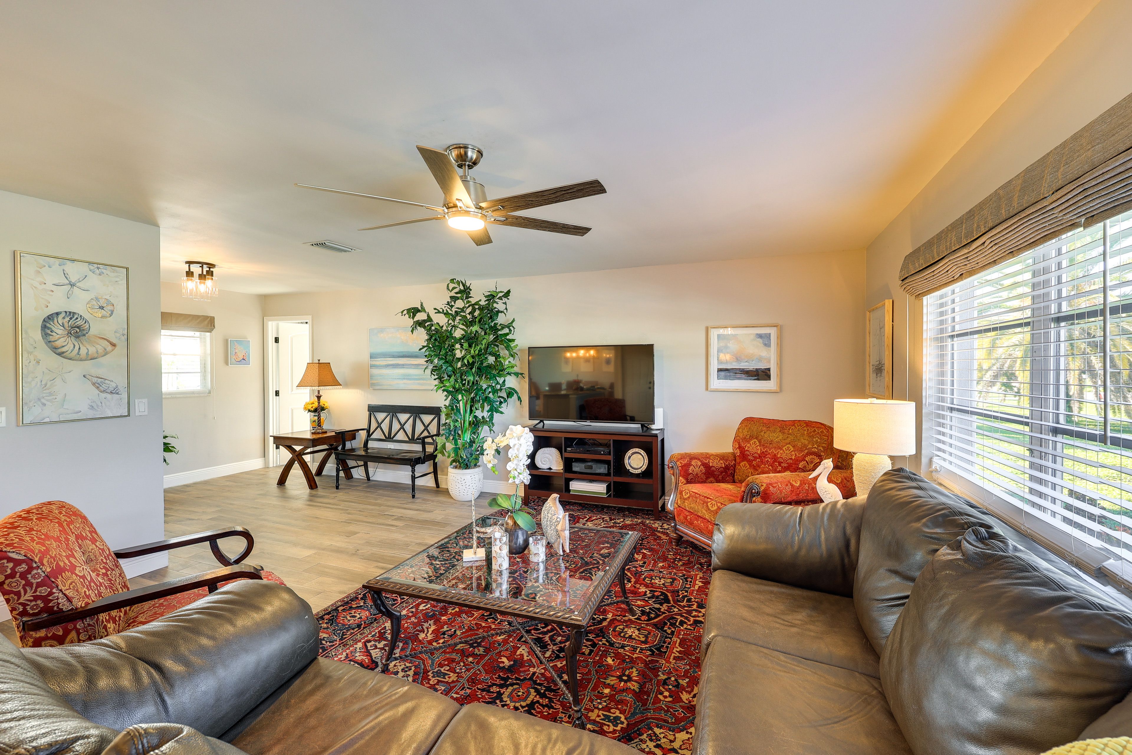 Living Room | Free WiFi | Smart TV | Central A/C