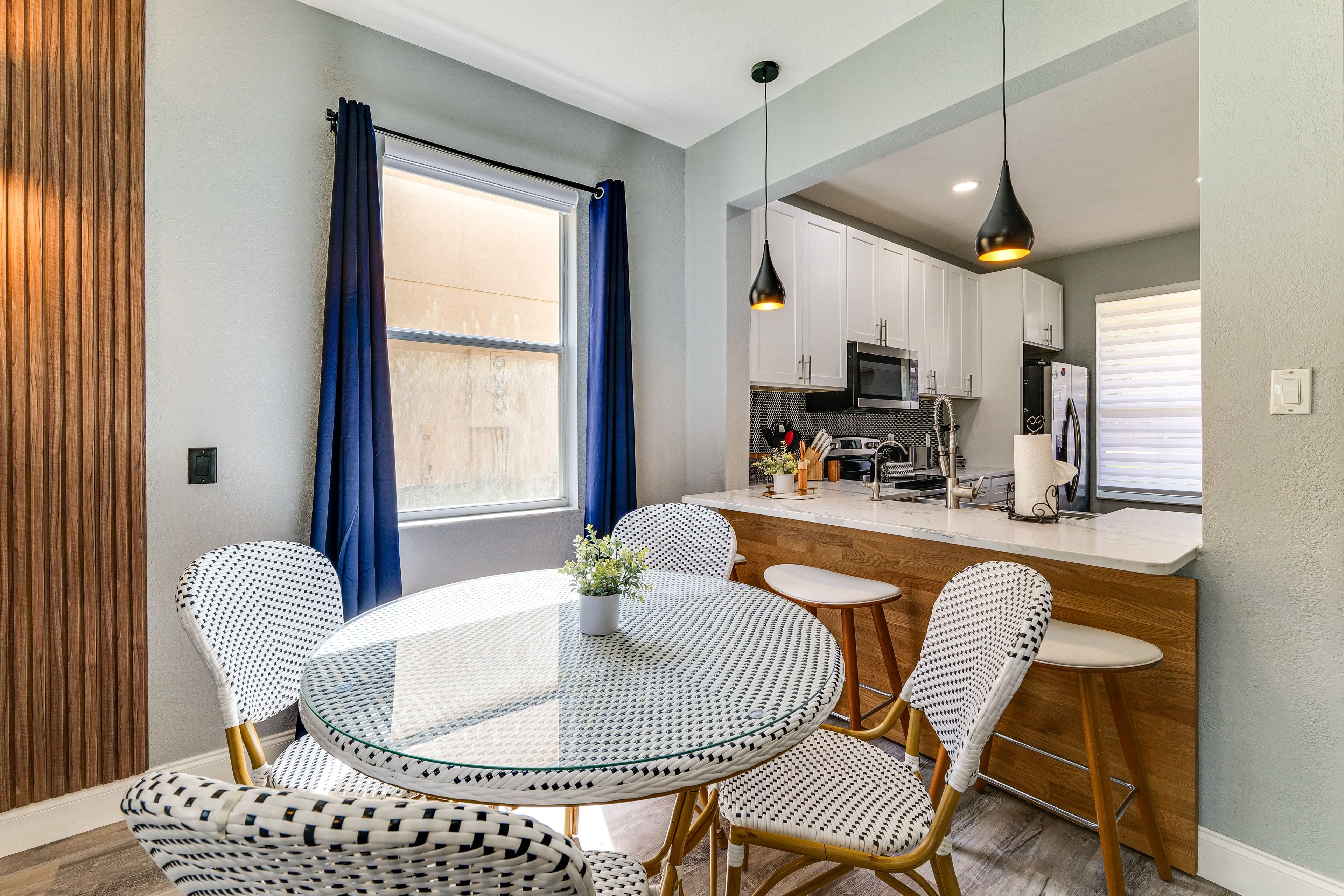 Dining Area | Dishware/Flatware Provided | 1st Floor