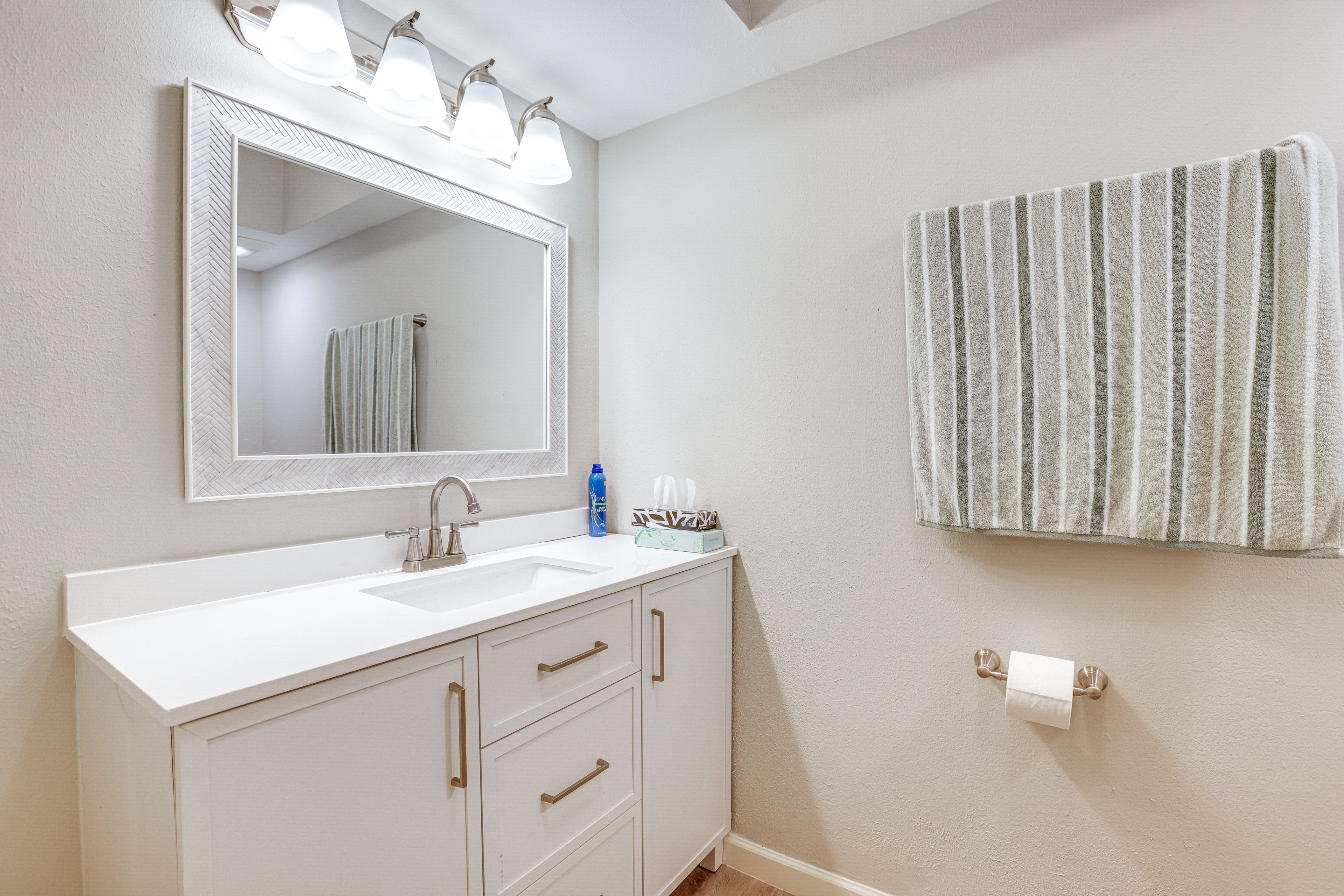 Full Bathroom | Towels Provided