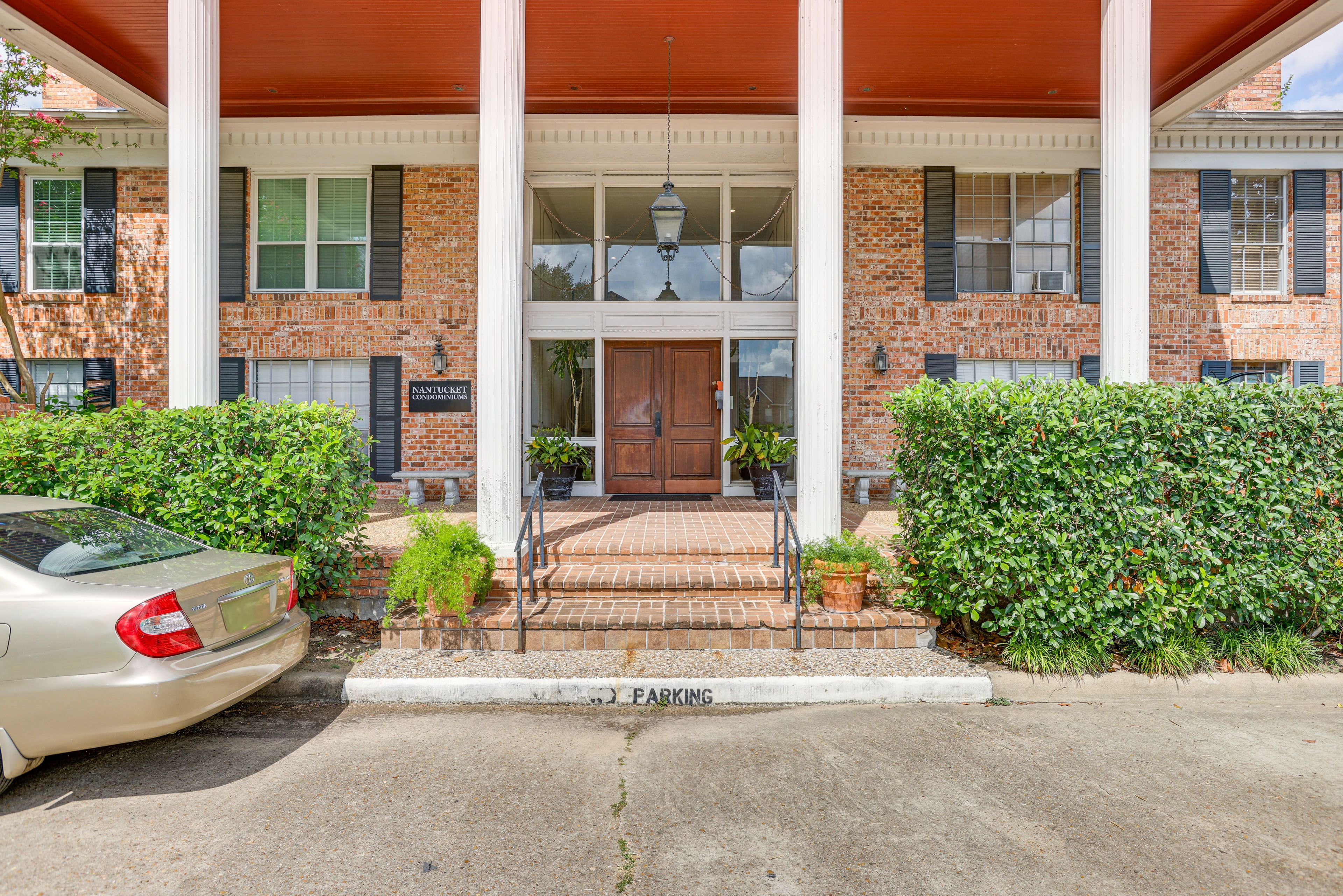 Exterior | Parking | Free Street (2 Vehicles, First-Come, First-Served)
