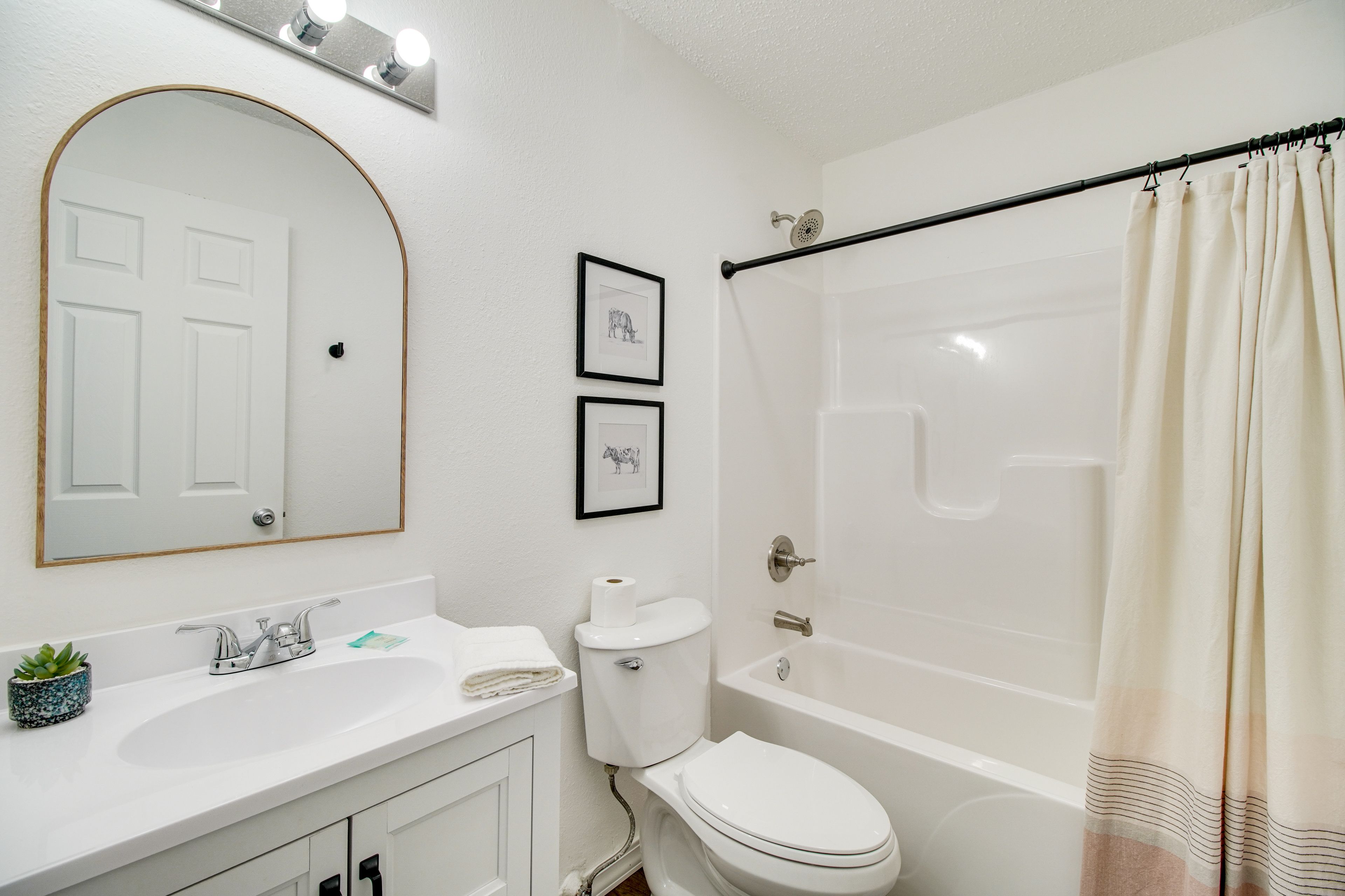 Full Bathroom | Towels Provided