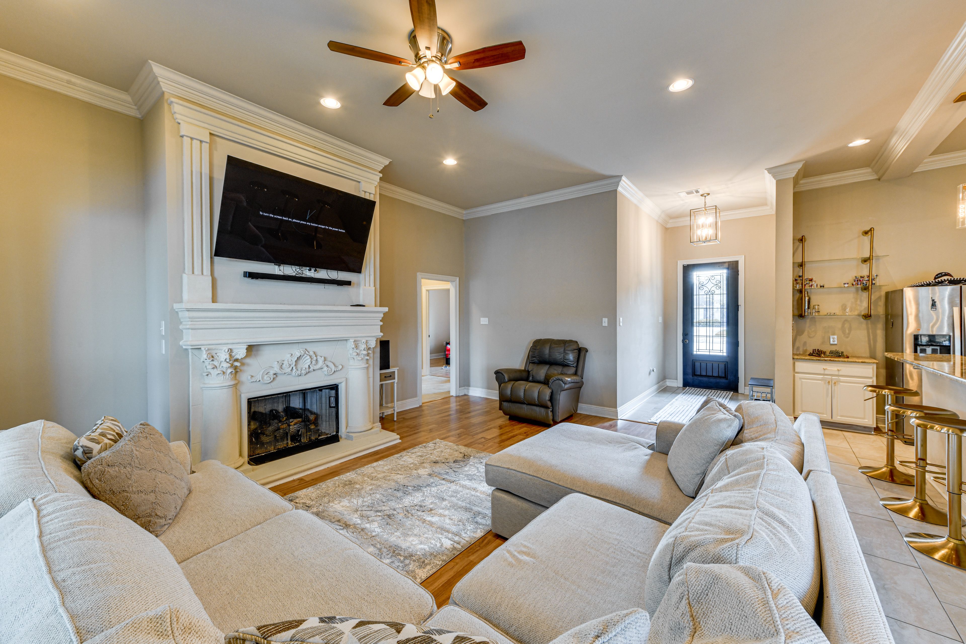 Living Room | Free WiFi | Smart TV | Central A/C | Fireplace