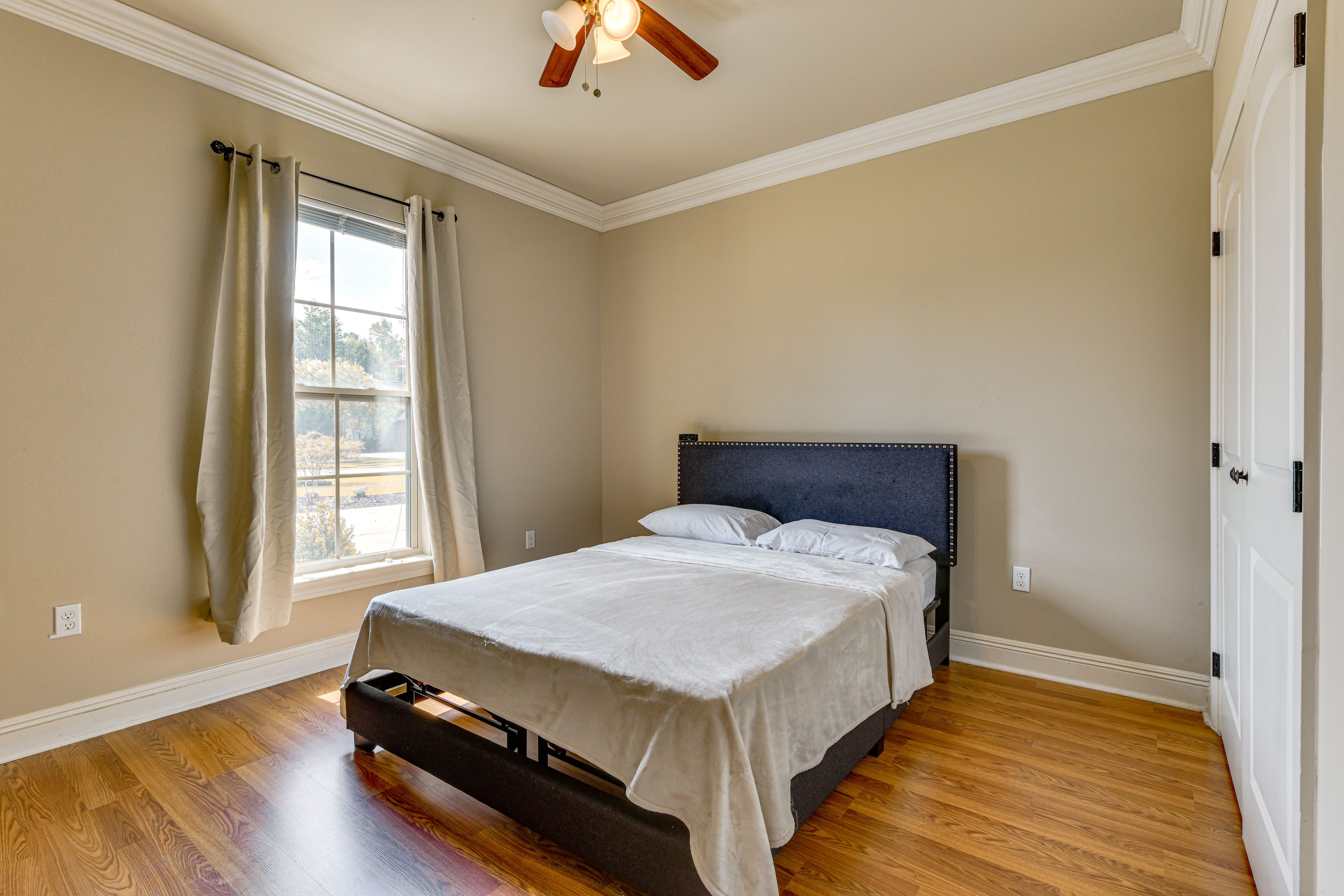 Bedroom 3 | Queen Bed